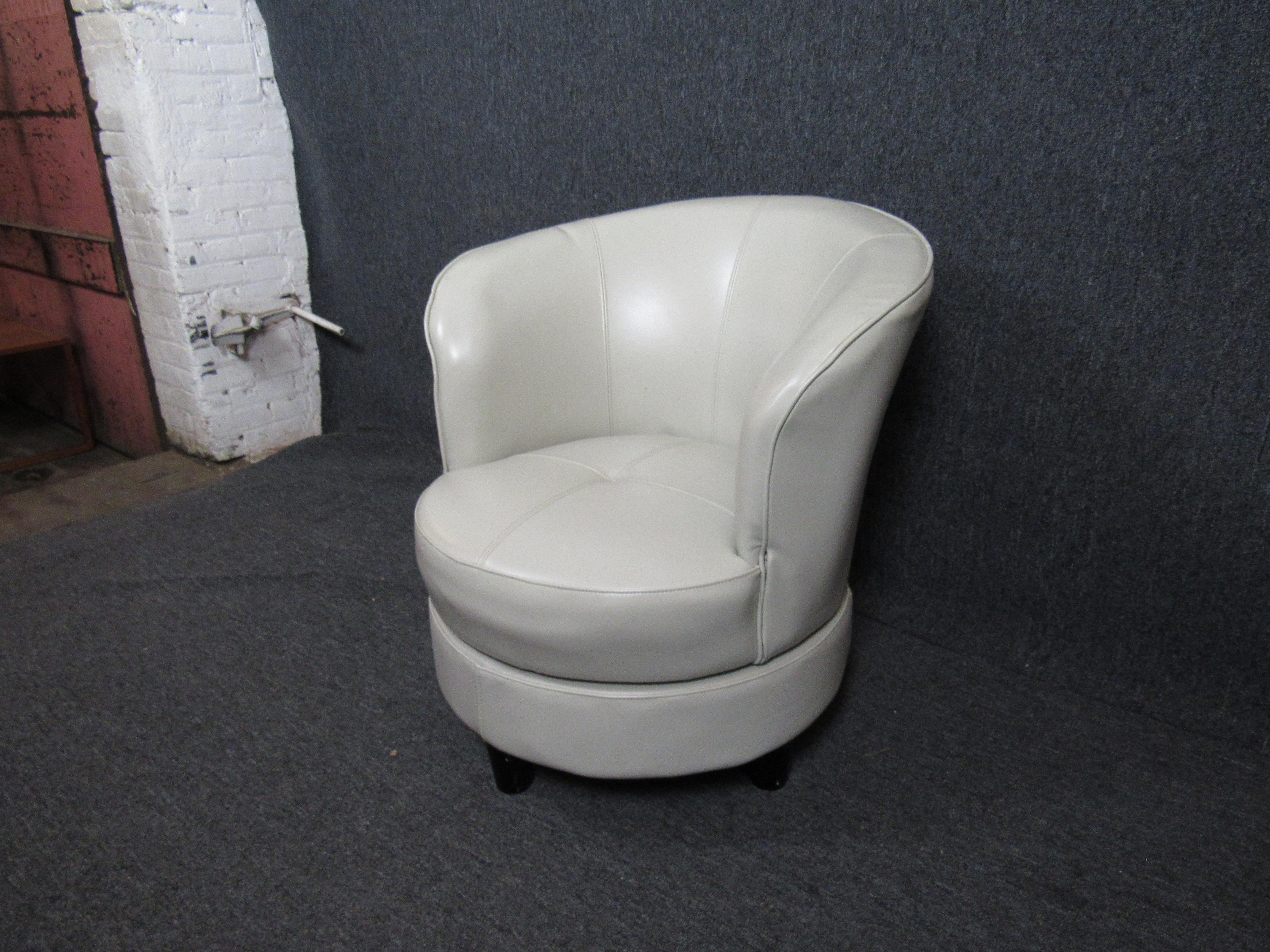 Mid-Century Modern Modern Swivel Club Chair  For Sale