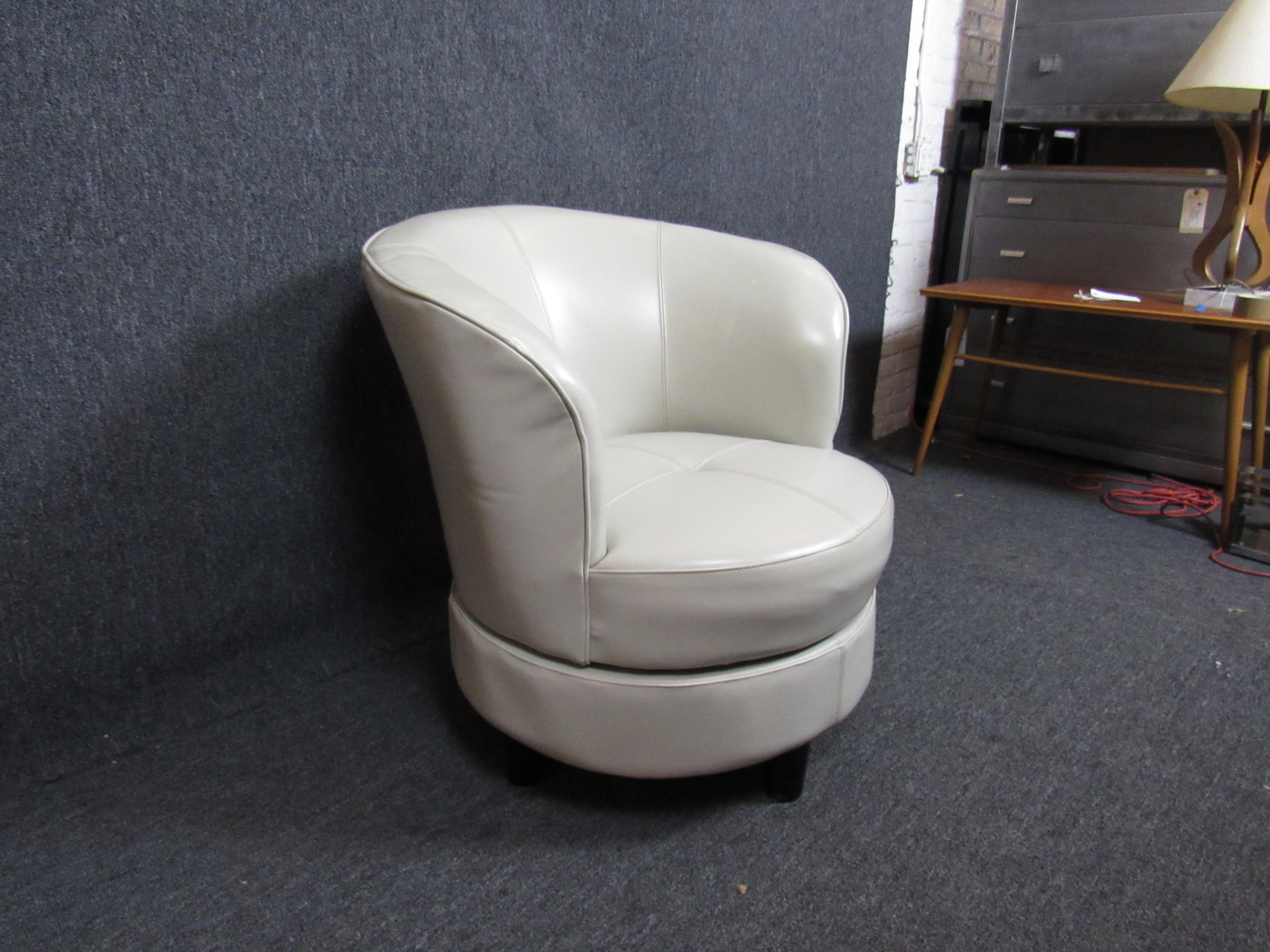Modern Swivel Club Chair  In Good Condition For Sale In Brooklyn, NY