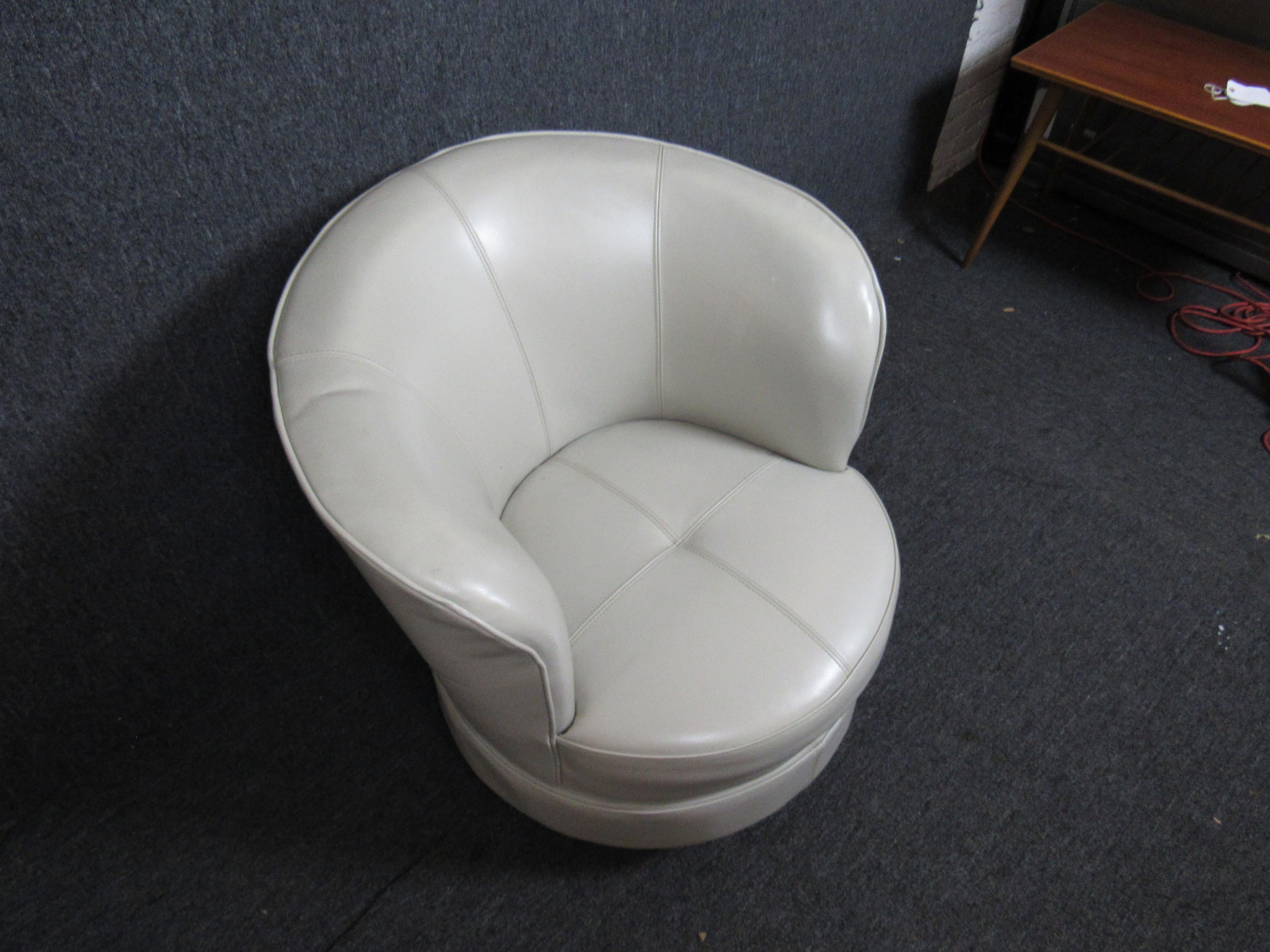 Mid-20th Century Modern Swivel Club Chair  For Sale