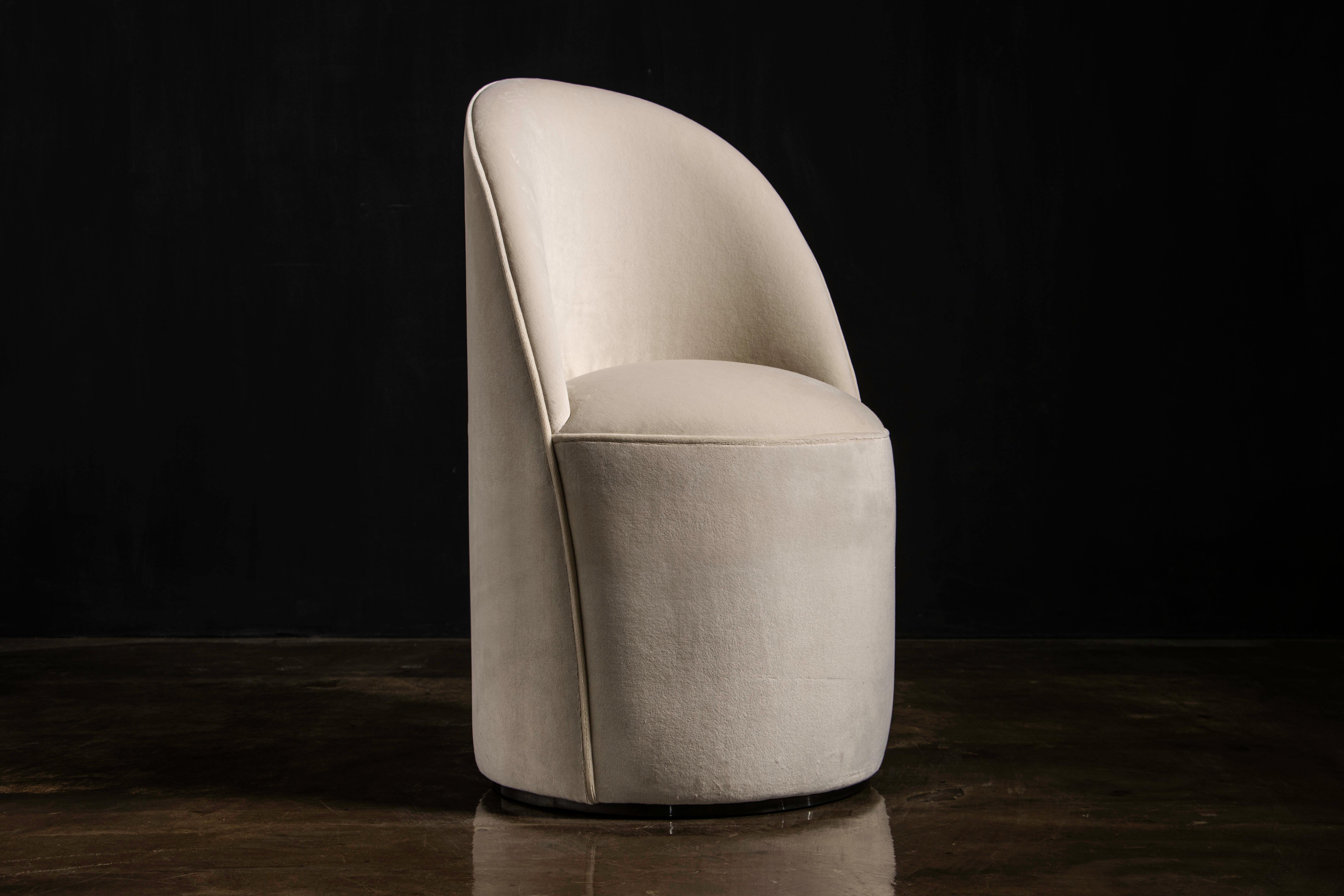 Elisabetta Moderner drehbarer Frisierstuhl in Stoff oder Leder von Costantini

Dieser elegante, moderne und doch zeitlose Frisierstuhl ist drehbar und kann mit dem Material Ihrer Wahl bezogen werden.  Wählen Sie zwischen Standard-Stoff, Leder,