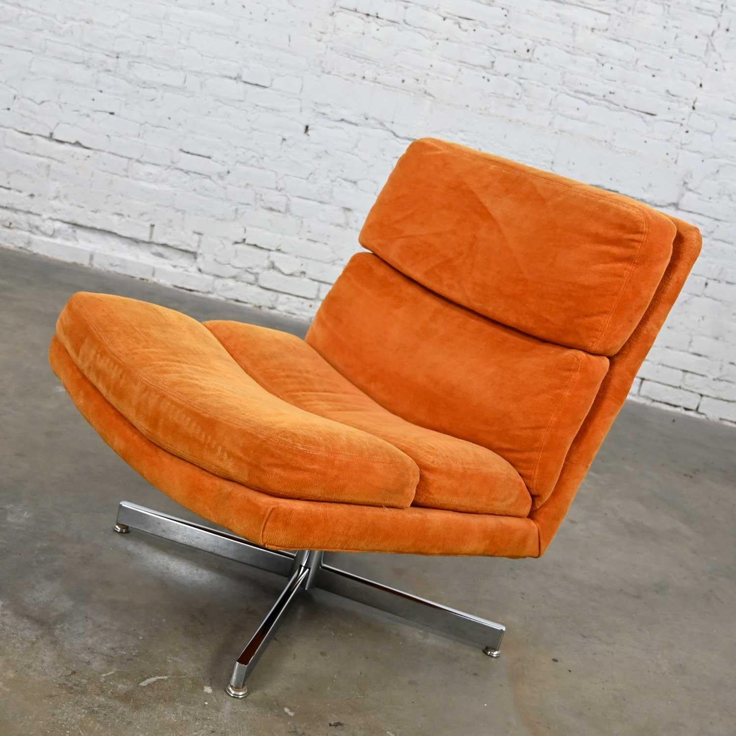 Superbe fauteuil pivotant moderne avec son tissu chenille brossé orange d'origine, ses coussins verticaux et sa base chromée à 4 branches. Bel état, en gardant à l'esprit qu'il s'agit d'un produit vintage et non neuf, qui présente donc des signes