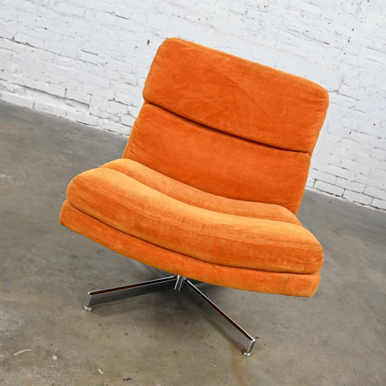20ième siècle Chaise pantoufle pivotante moderne orange en chenille brossée et base chromée à 4 griffes en vente