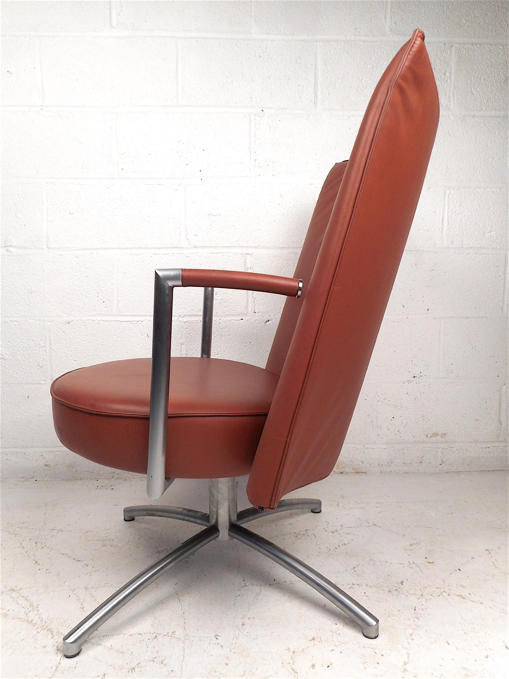 Mid-Century Modern Modern Swiveling Lounge Chair For Sale