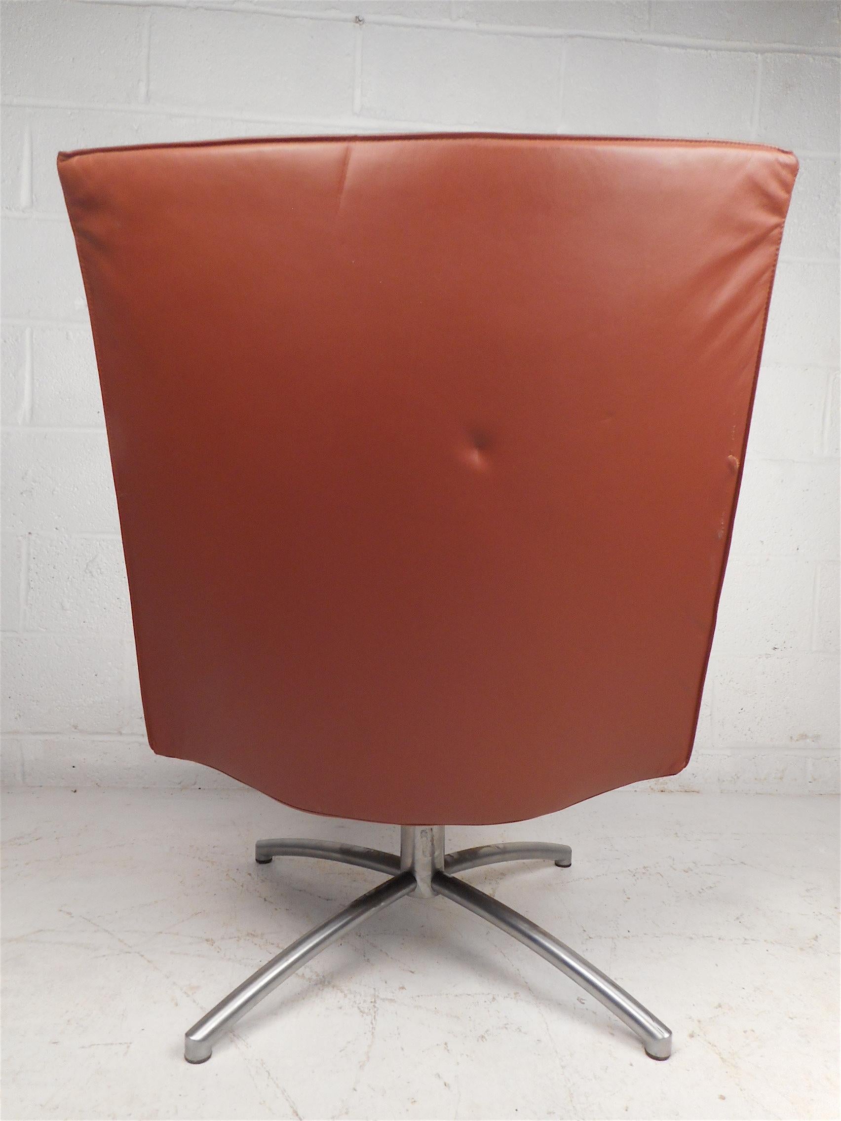 20th Century Modern Swiveling Lounge Chair For Sale