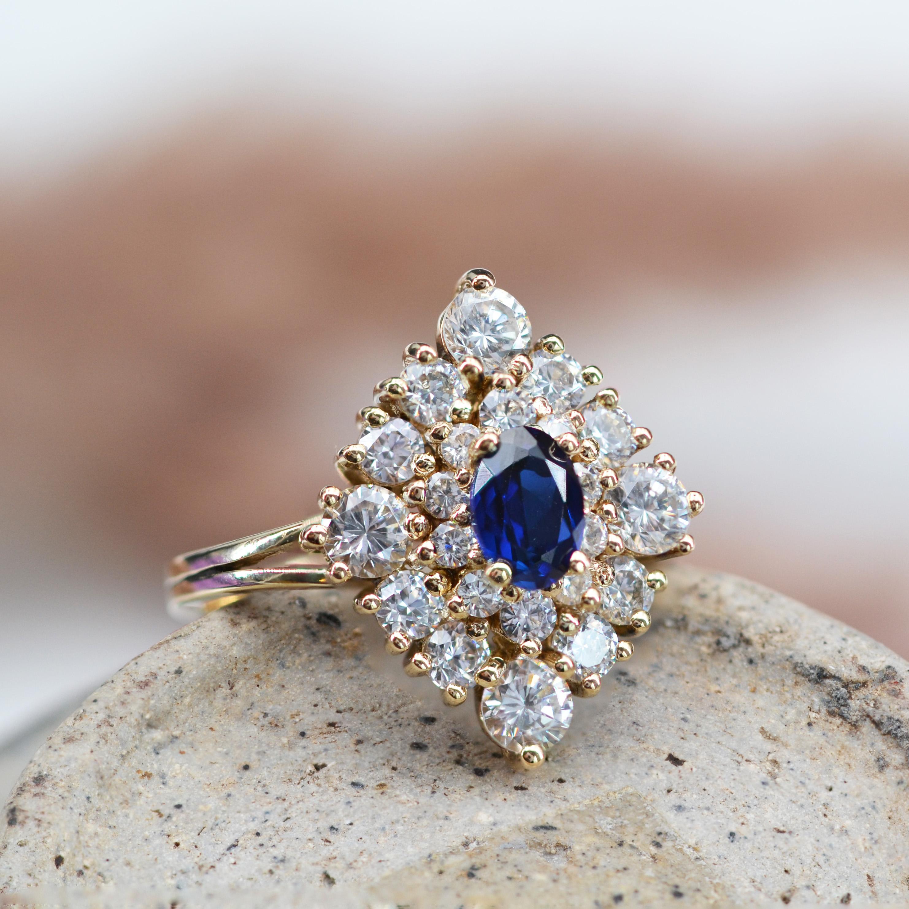 Modern Synthetic Blue and White Gems 18 K Yellow Gold Diamond Shape Ring In Good Condition For Sale In Poitiers, FR