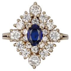 Moderner synthetischer Ring aus 18 Karat Gelbgold mit blauenen und weißen Edelsteinen in Diamantform