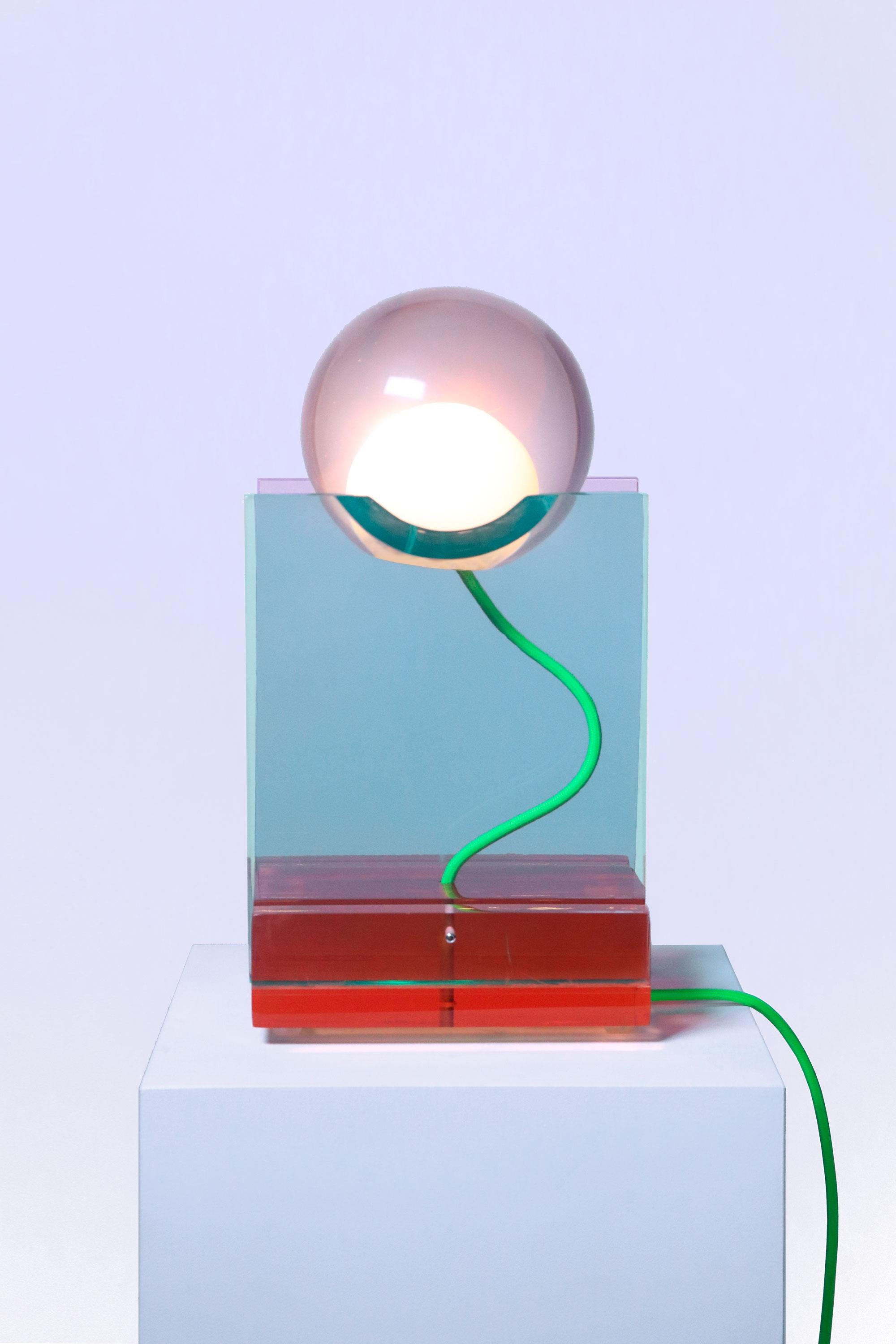 Moderne Lampe de bureau moderne Adrian Cruz Dilmos en résine colorée, fabriquée à la main en vente