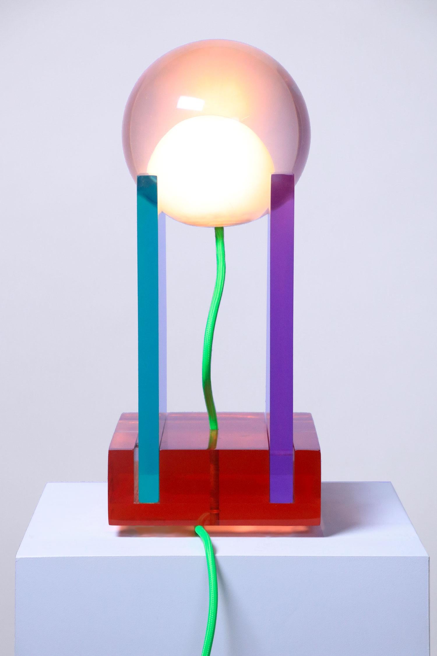 italien Lampe de bureau moderne Adrian Cruz Dilmos en résine colorée, fabriquée à la main en vente