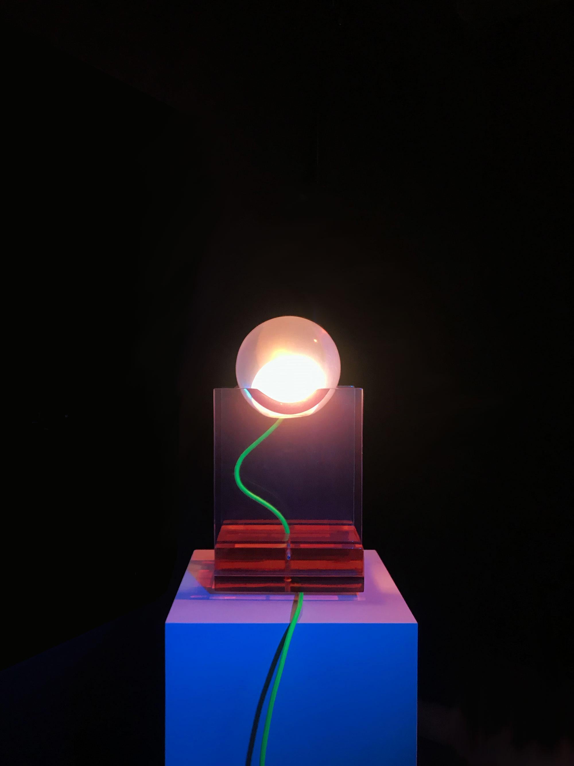 Lampe de bureau moderne Adrian Cruz Dilmos en résine colorée, fabriquée à la main Neuf - En vente à Milan, IT
