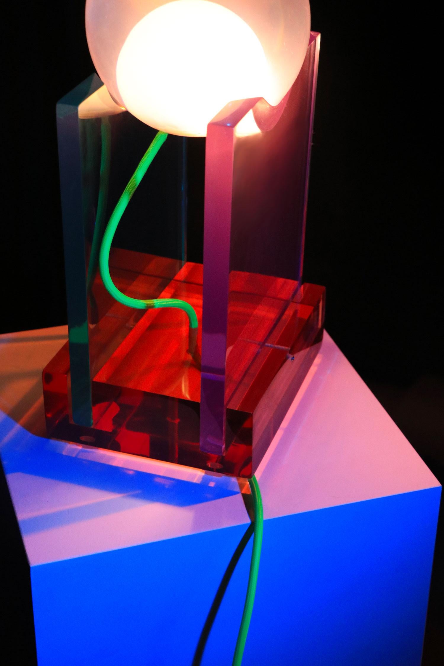 XXIe siècle et contemporain Lampe de bureau moderne Adrian Cruz Dilmos en résine colorée, fabriquée à la main en vente