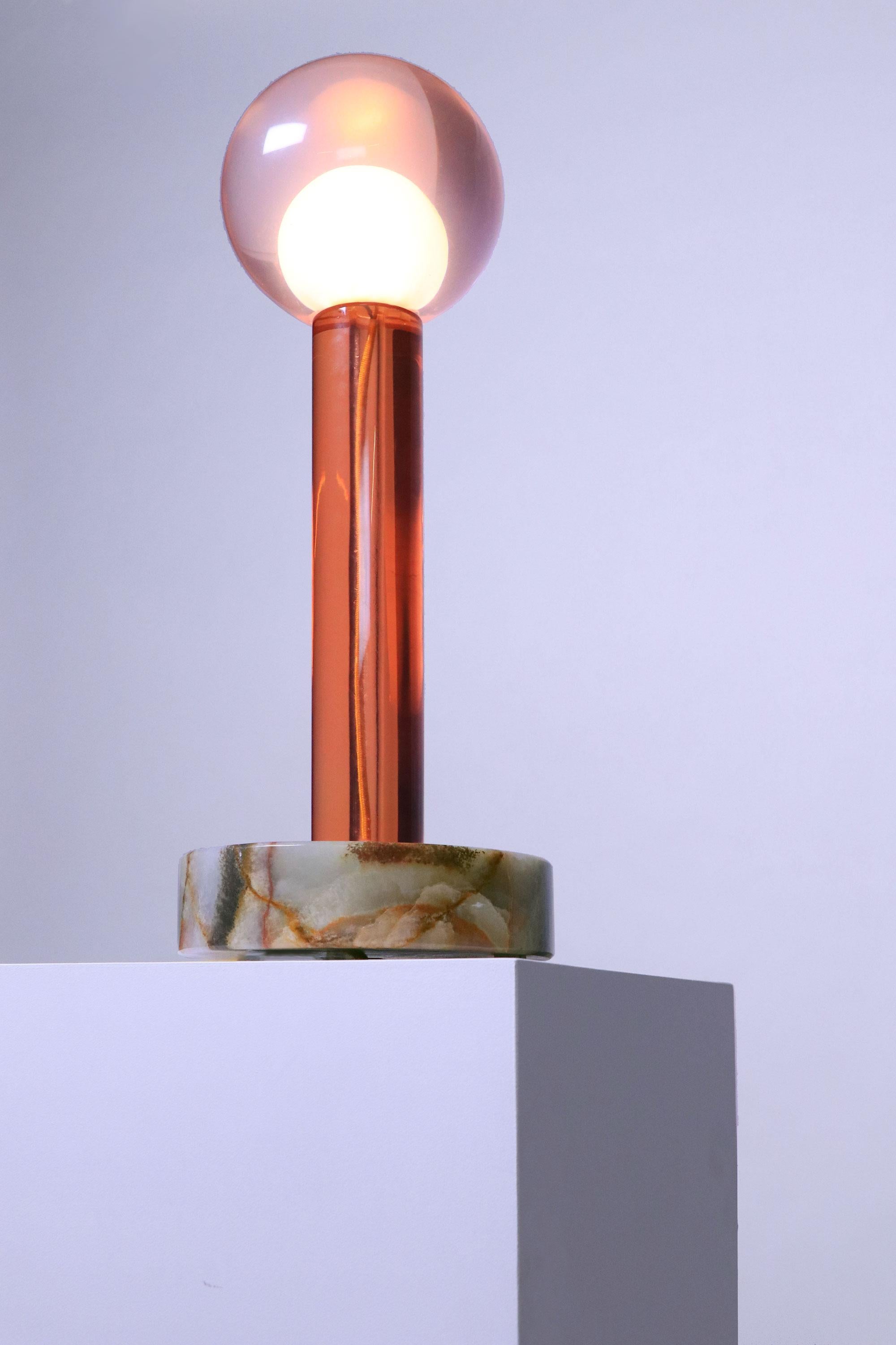 Moderne Lampe de bureau moderne Adrian Cruz Dilmos en résine orange onyx mexicain fabriquée à la main en vente