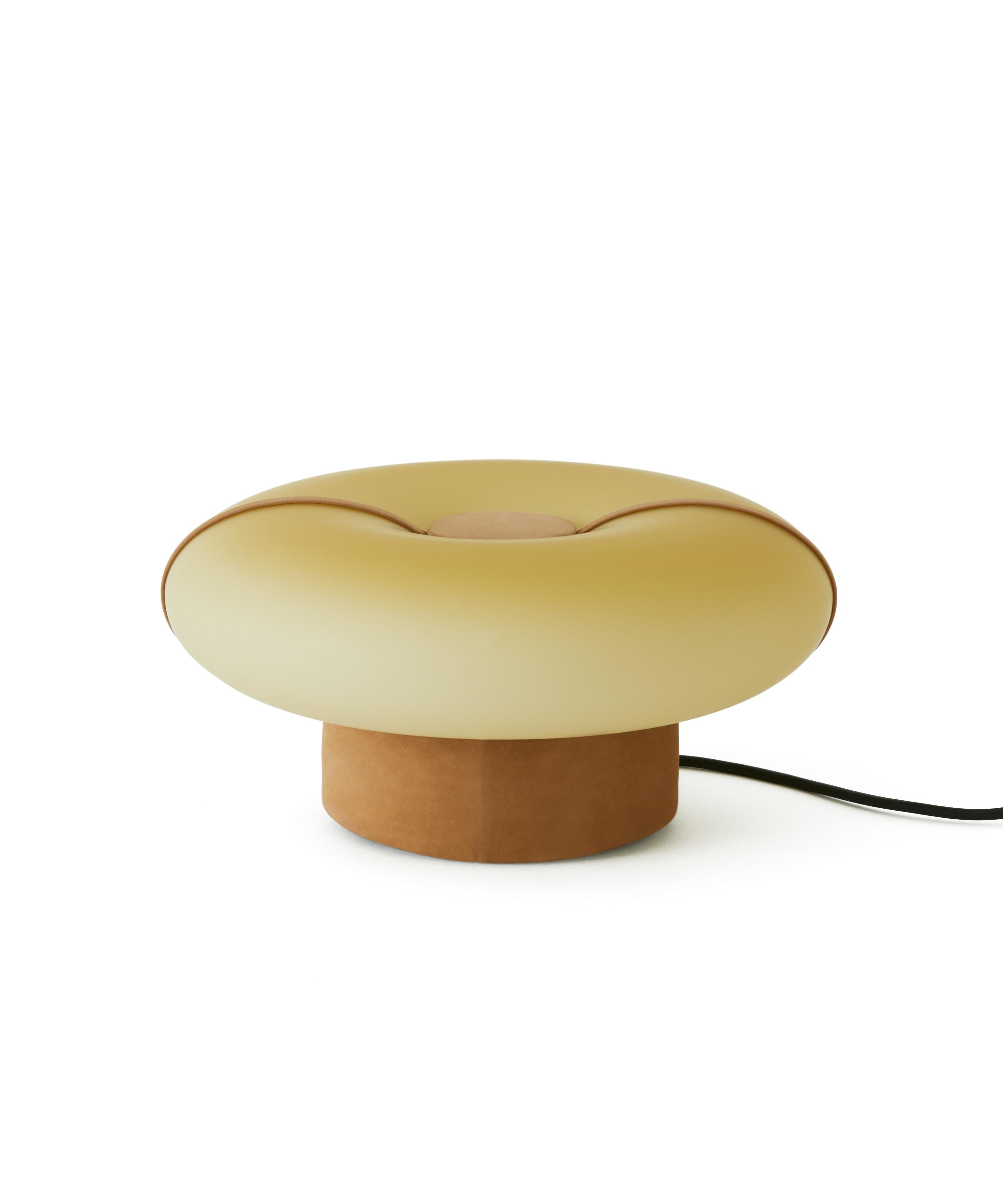 Lámpara de mesa contemporánea 'BOLINA' 509.34 by Fabio Fantolino x TOOY

Compatible con el sistema eléctrico de EE.UU.
Modelo mostrado: Herrajes en bronce oscuro, detalles en nabuk caramelo  y Vidrio ámbar
Mesa: longitud del cable 150 cm
Enchufe: