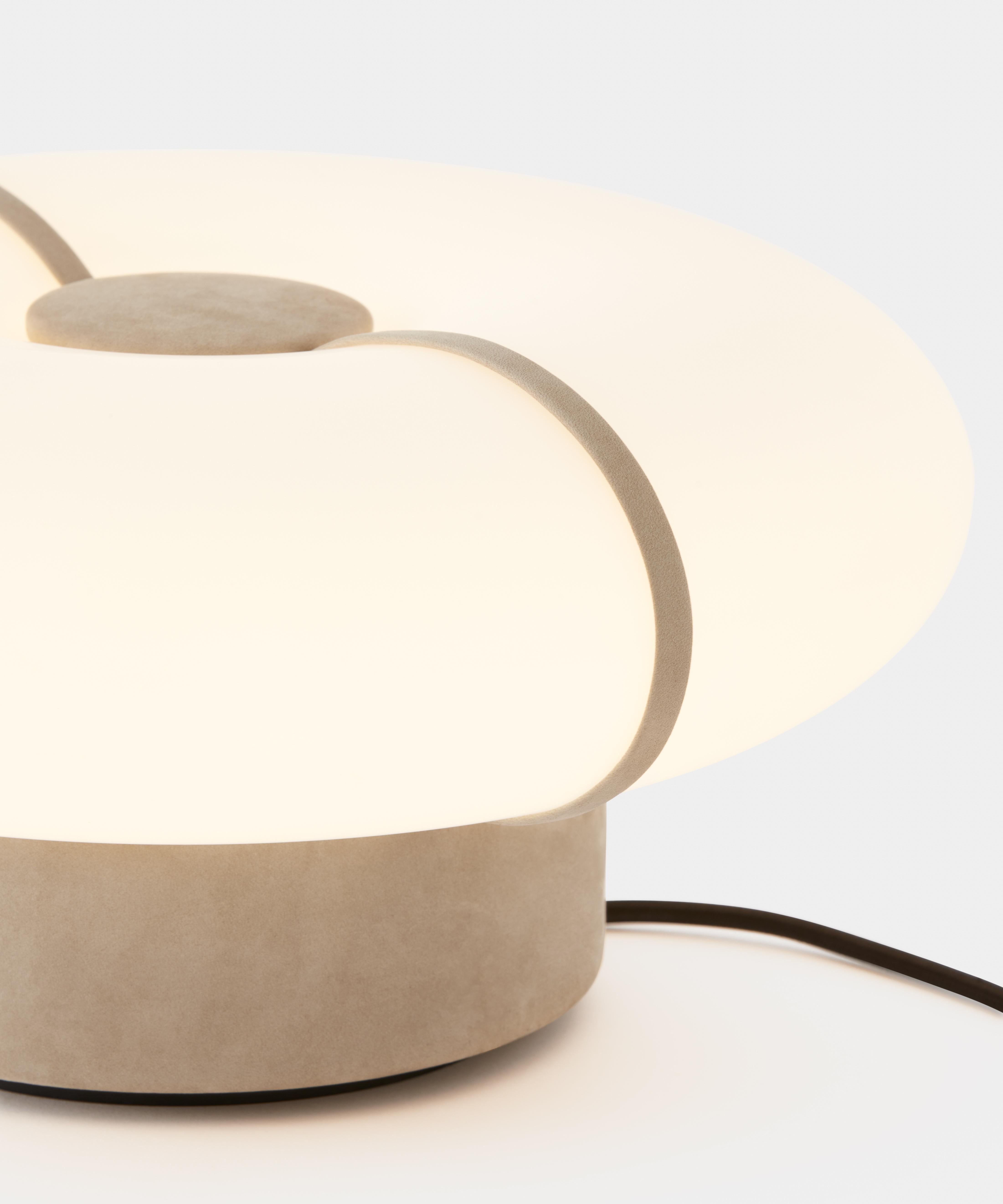 Lámpara de mesa moderna 'Bolina' 509.34 de Fabio Fantolino x TOOY, Cristal blanco satinado Moderno orgánico en venta