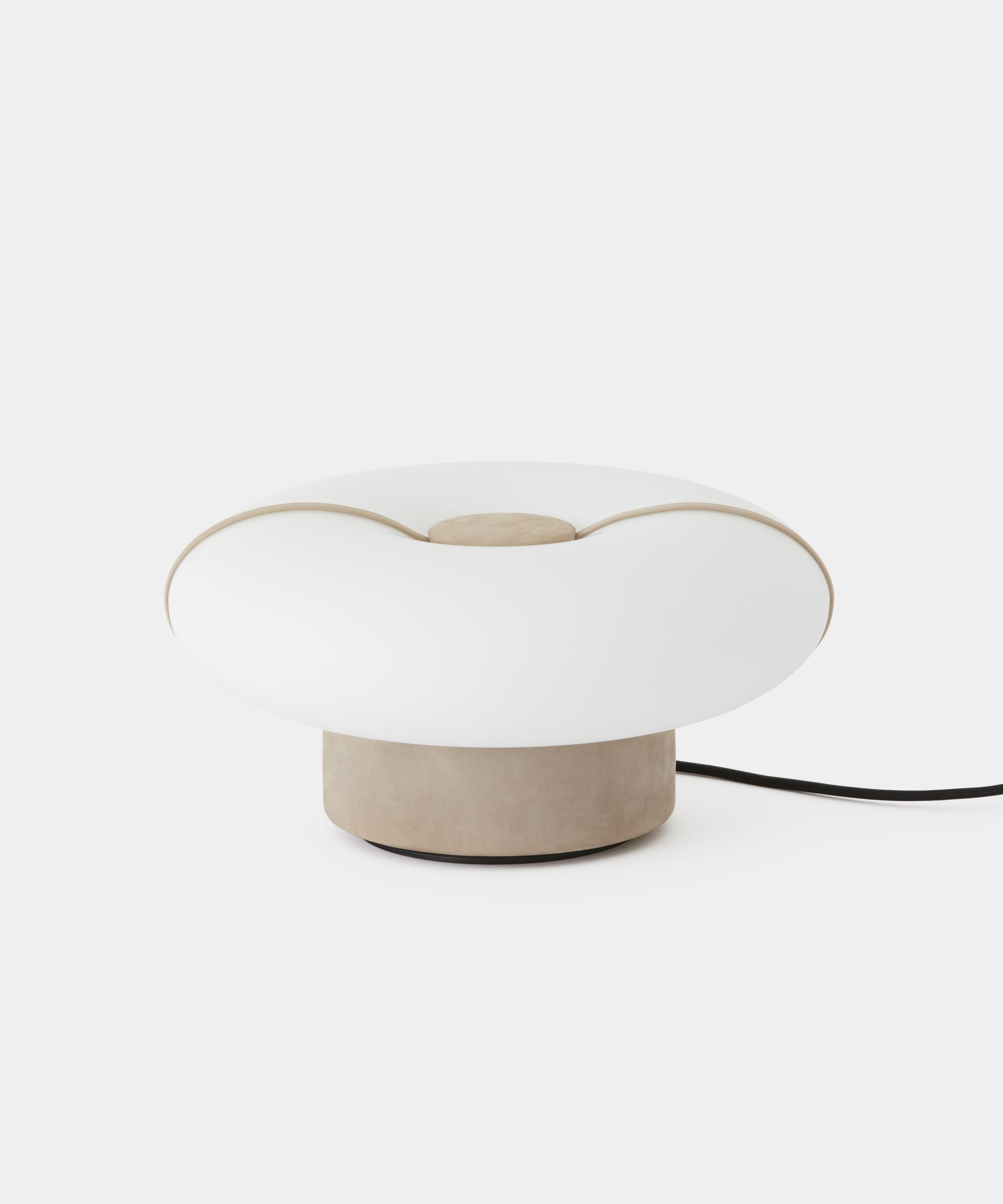 Lámpara de mesa moderna 'Bolina' 509.34 de Fabio Fantolino x TOOY, Cristal blanco satinado en Nuevo estado para la venta en Paris, IDF