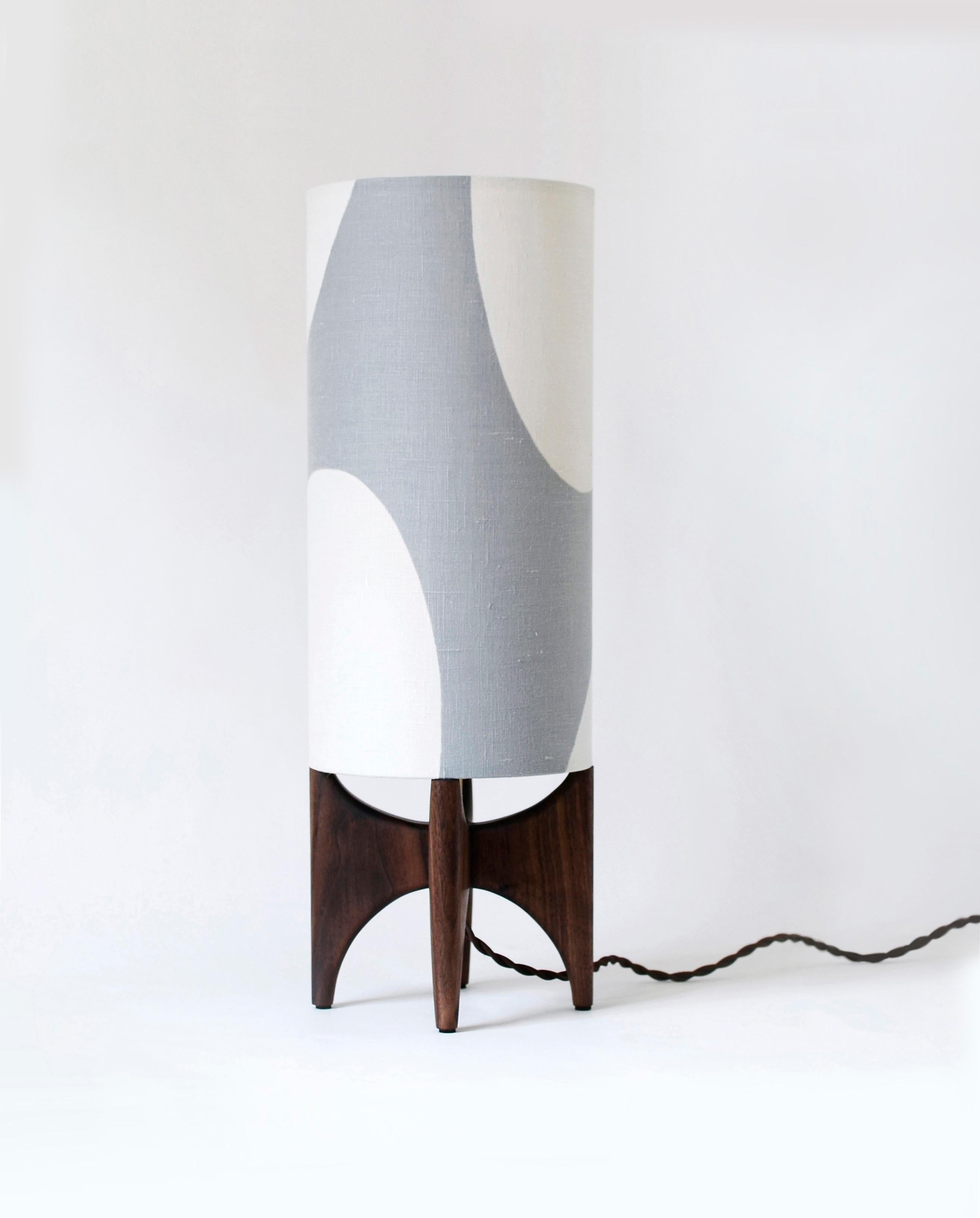 De style moderne, cette lampe de table combine des formes épurées et curvilignes pour créer une pièce unique. Notre collection Luma joue avec des formes simples, explorant l'espace positif et négatif pour créer un abat-jour unique et moderne,