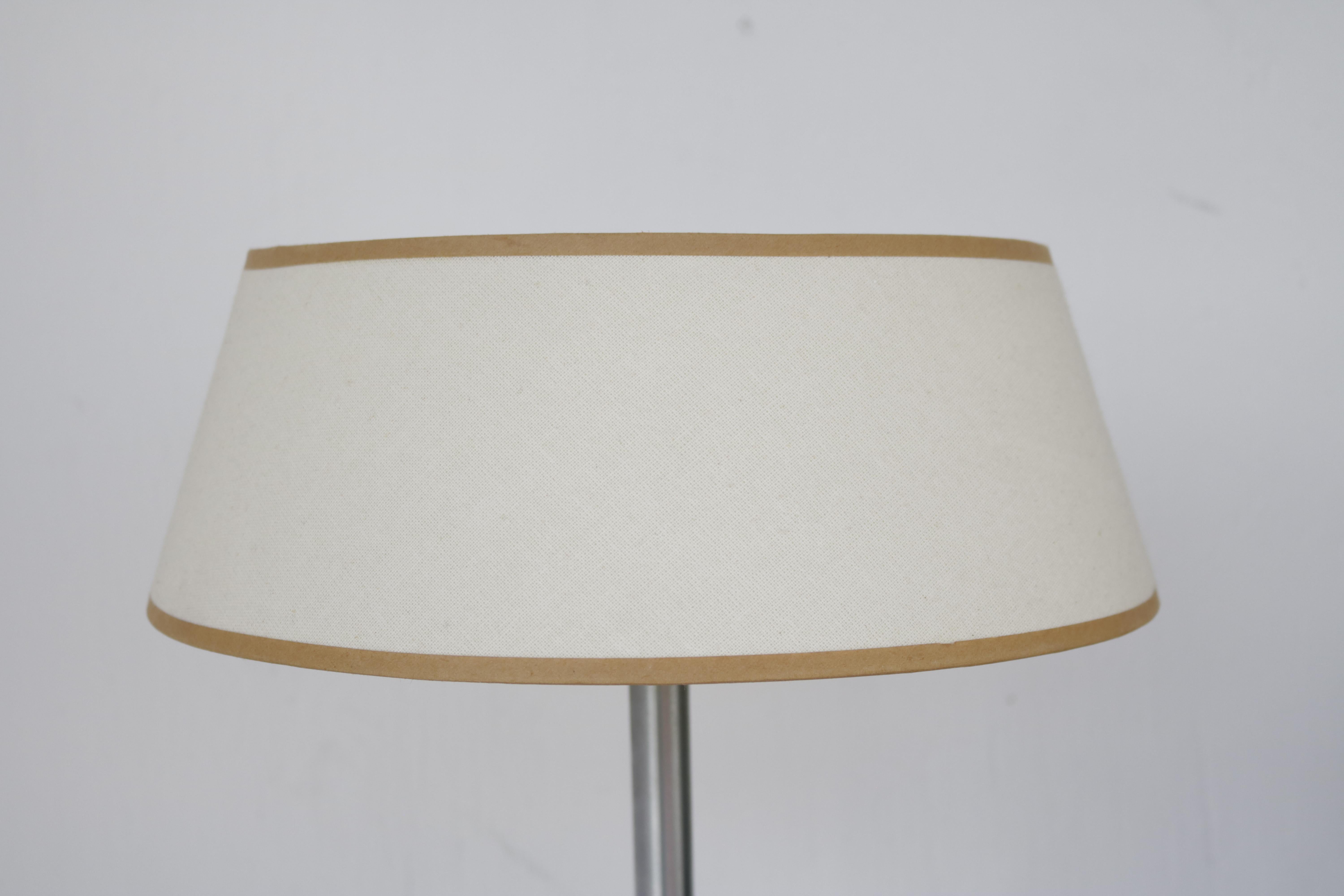 A Walter Von Neesen simple table lamp with brushed steel stand and its original lampshade with mustard yellow outlines.
Measures: Shade diameter is 14