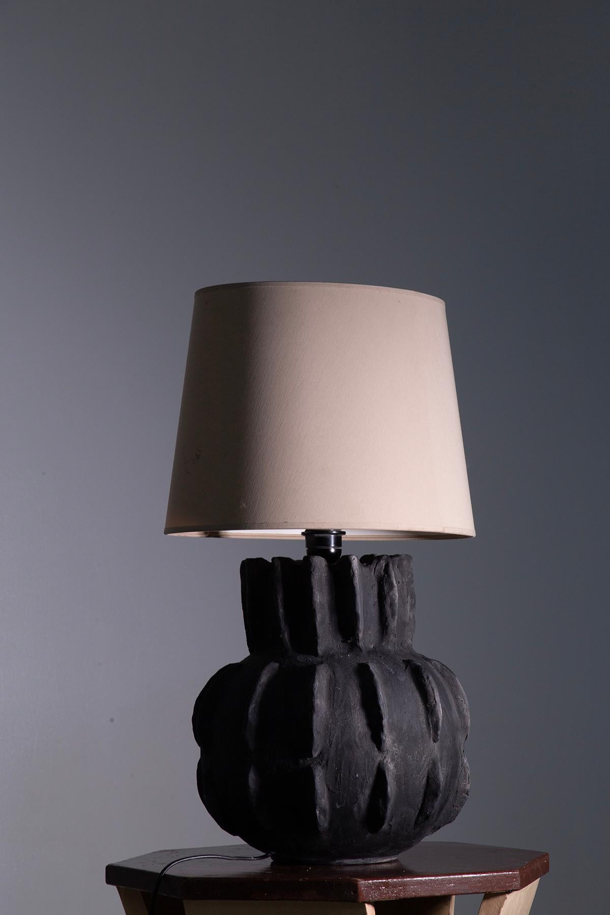 Lampe de table conçue par le designer italien Costa dans les années 2000. Fabriqué à la main en céramique italienne. La céramique a été sculptée de manière à impressionner le spectateur par ses pointes sur toute la longueur qui créent un paysage