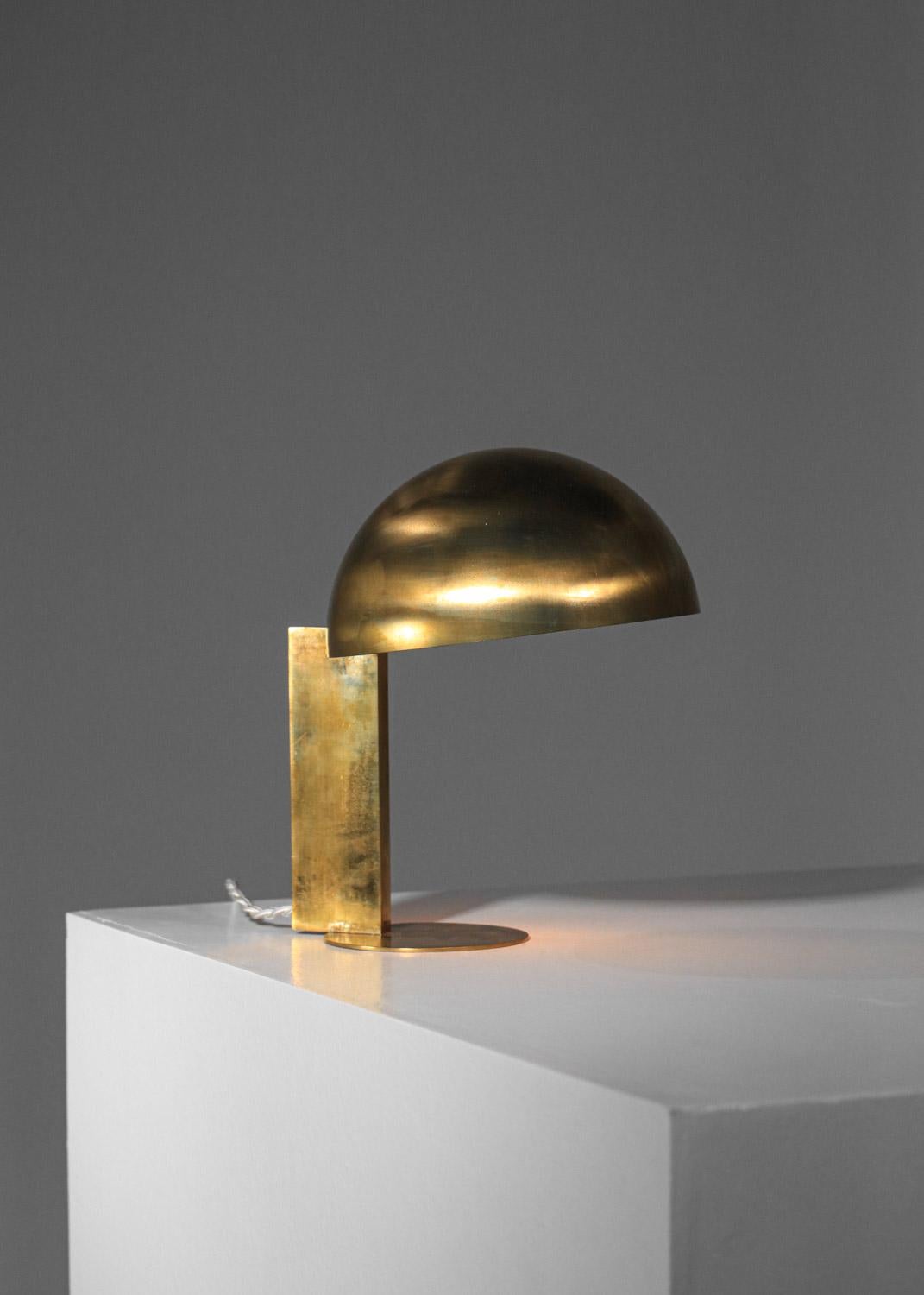 Français Lampe de table moderne en laiton massif de style moderniste des années 60 par Danke studio  en vente
