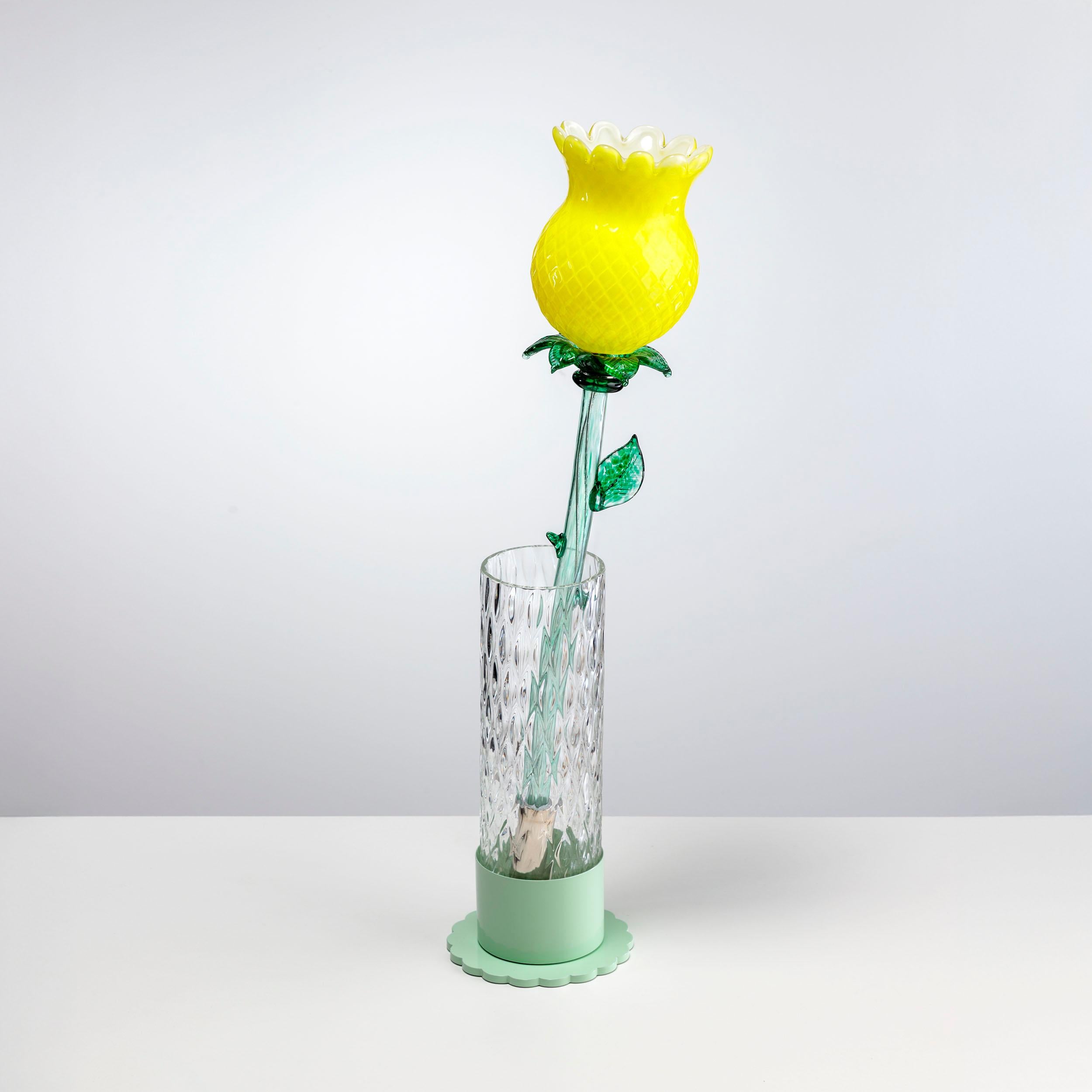 Die von Alessandra Baldereschi entworfene Kollektion besteht aus sechs ungeöffneten Blumen aus mundgeblasenem Kunstglas, kostbaren Edelsteinen, die sich bald öffnen und ihre ganze Schönheit offenbaren werden. Es sind Knospen in sechs Pastellfarben,