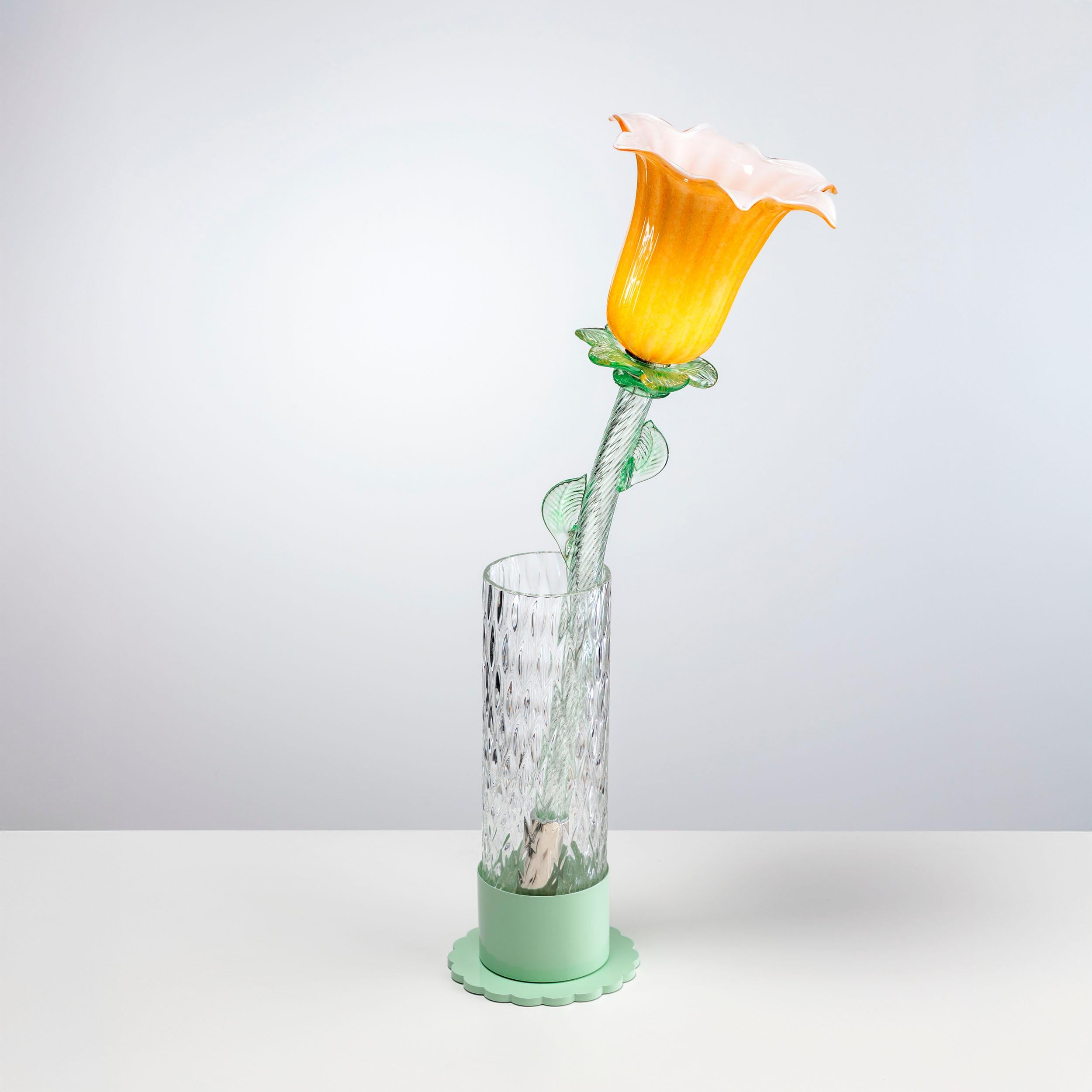 La colección, diseñada por Alessandra Baldereschi, está compuesta por seis flores sin abrir en vidrio artístico soplado a mano; gemas preciosas que están a punto de abrirse y revelar toda su belleza. Son capullos de seis colores pastel que, una vez