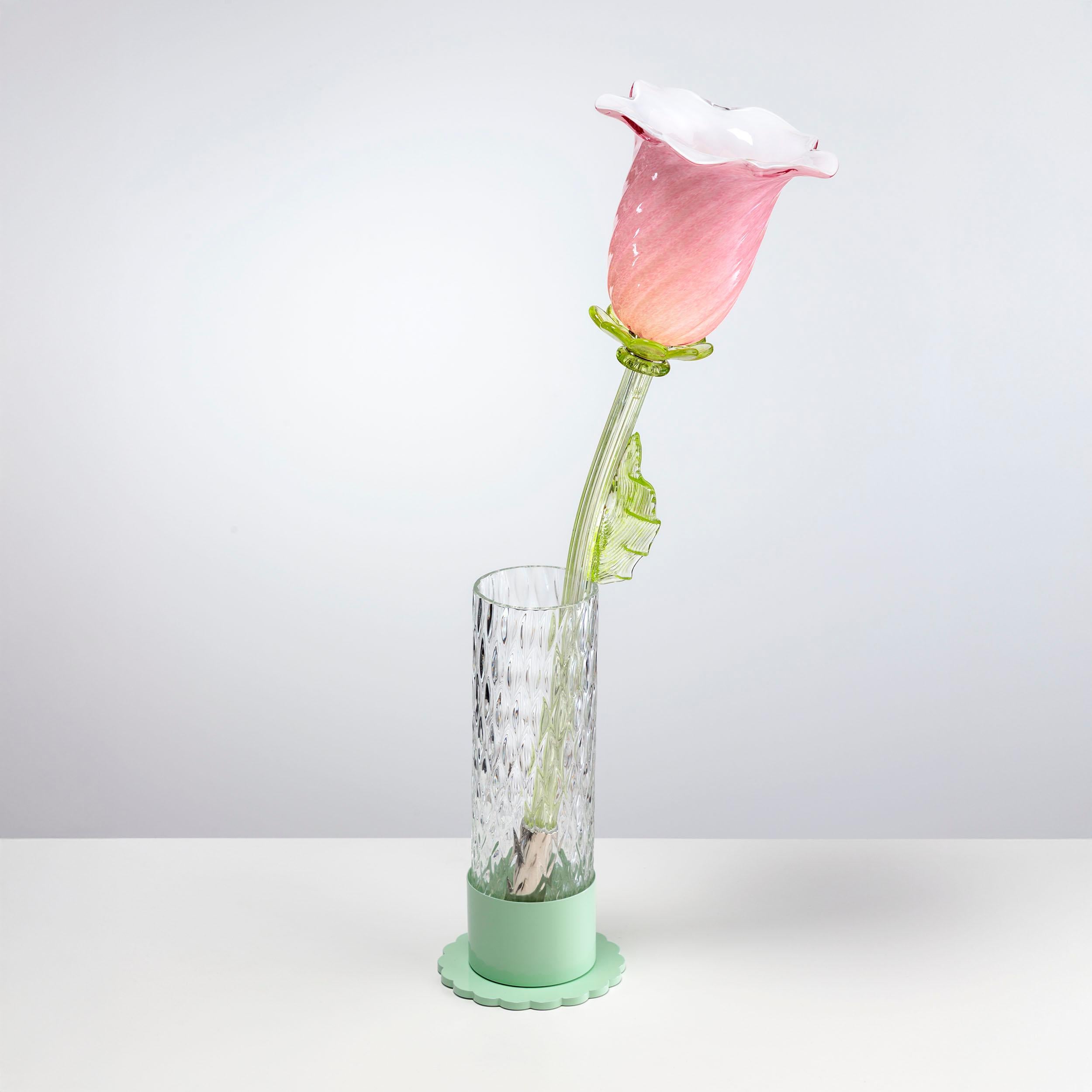 La colección, diseñada por Alessandra Baldereschi, está compuesta por seis flores sin abrir en vidrio artístico soplado a mano; gemas preciosas que están a punto de abrirse y revelar toda su belleza. Son capullos de seis colores pastel que, una vez