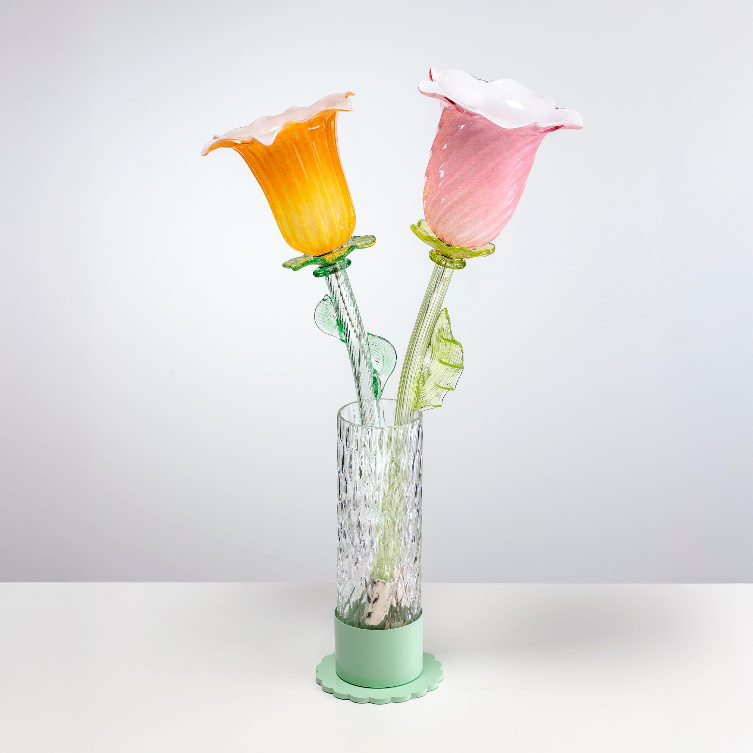 Die von Alessandra Baldereschi entworfene Kollektion besteht aus sechs ungeöffneten Blumen aus mundgeblasenem Kunstglas, kostbaren Edelsteinen, die sich bald öffnen und ihre ganze Schönheit offenbaren werden. Es sind Knospen in sechs Pastellfarben,