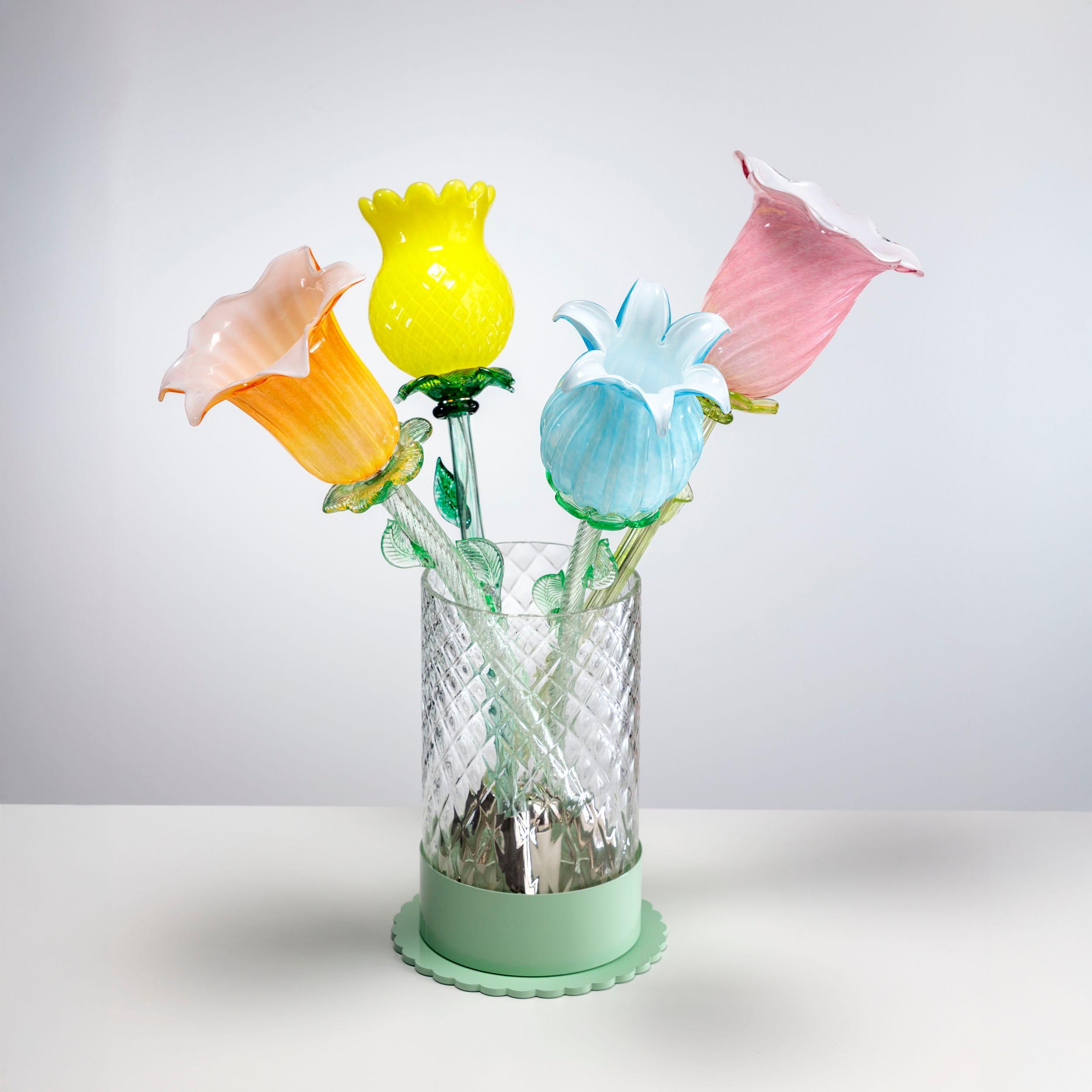 The collection, designed by Alessandra Baldereschi, is composed of six unopened flowers in hand-blown artistic glass; precious gems that are about to open and reveal all their beauty. They are buds in six pastel colors, which, once illuminated, show