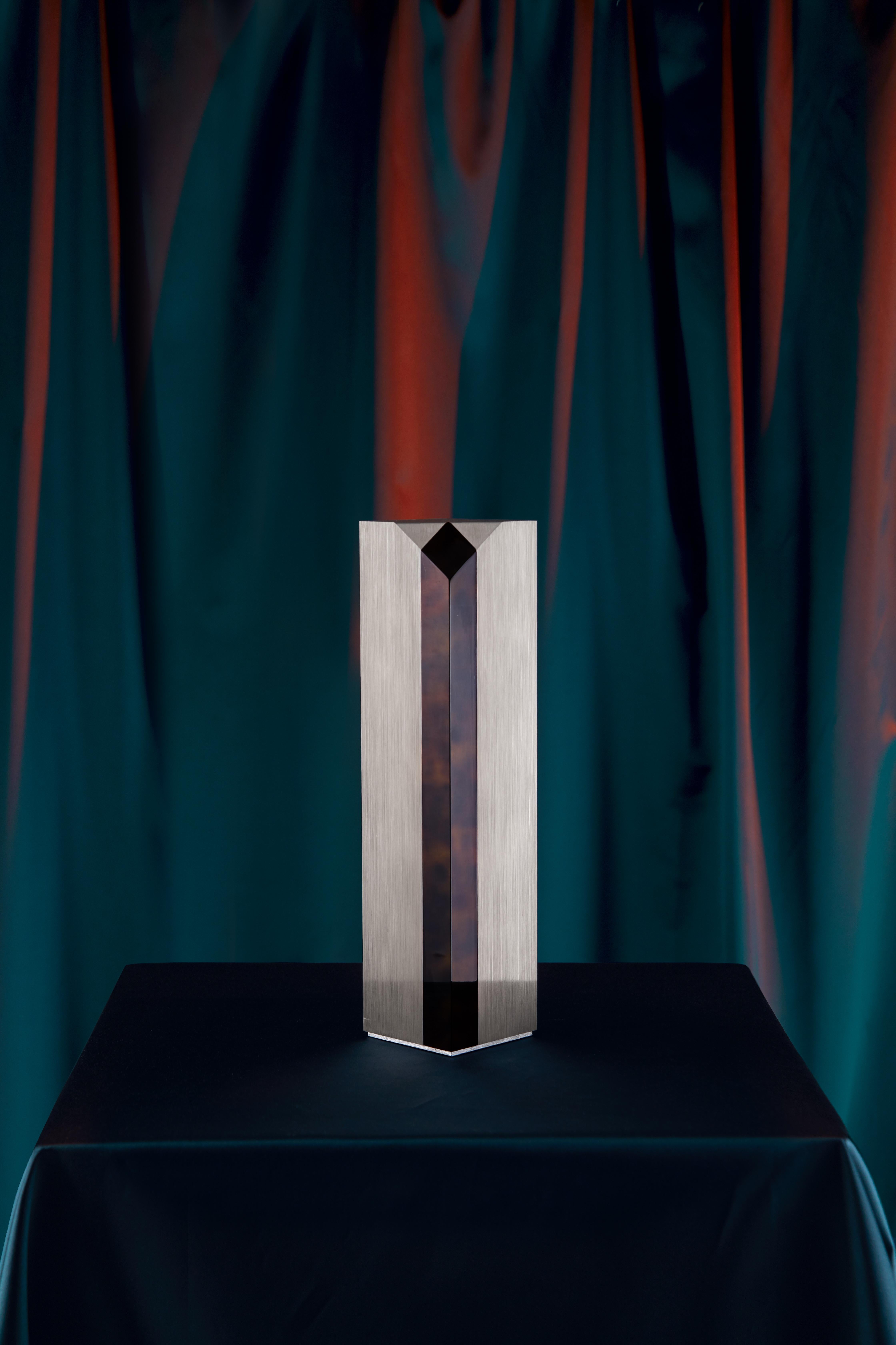 Moderne moderne Tischleuchte „Obelisk“ aus Edelstahl und Schildpatt-Effekt (Metall) im Angebot
