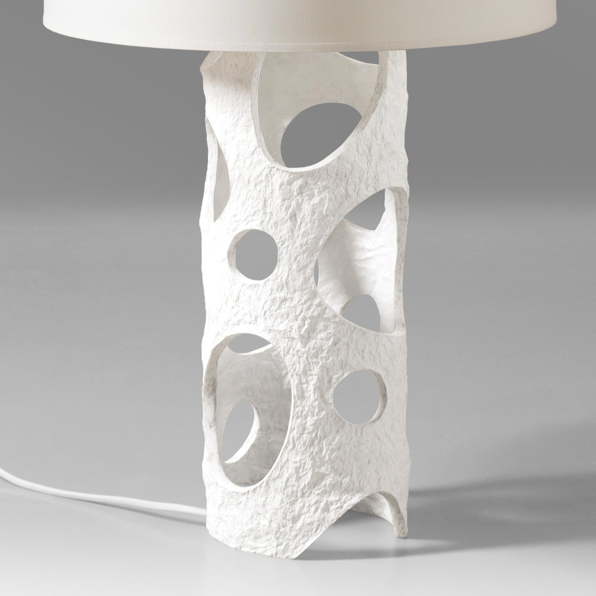 Contemporary White Table Lamp, Organic Modern von Donatas Žukauskas (Papier) im Angebot