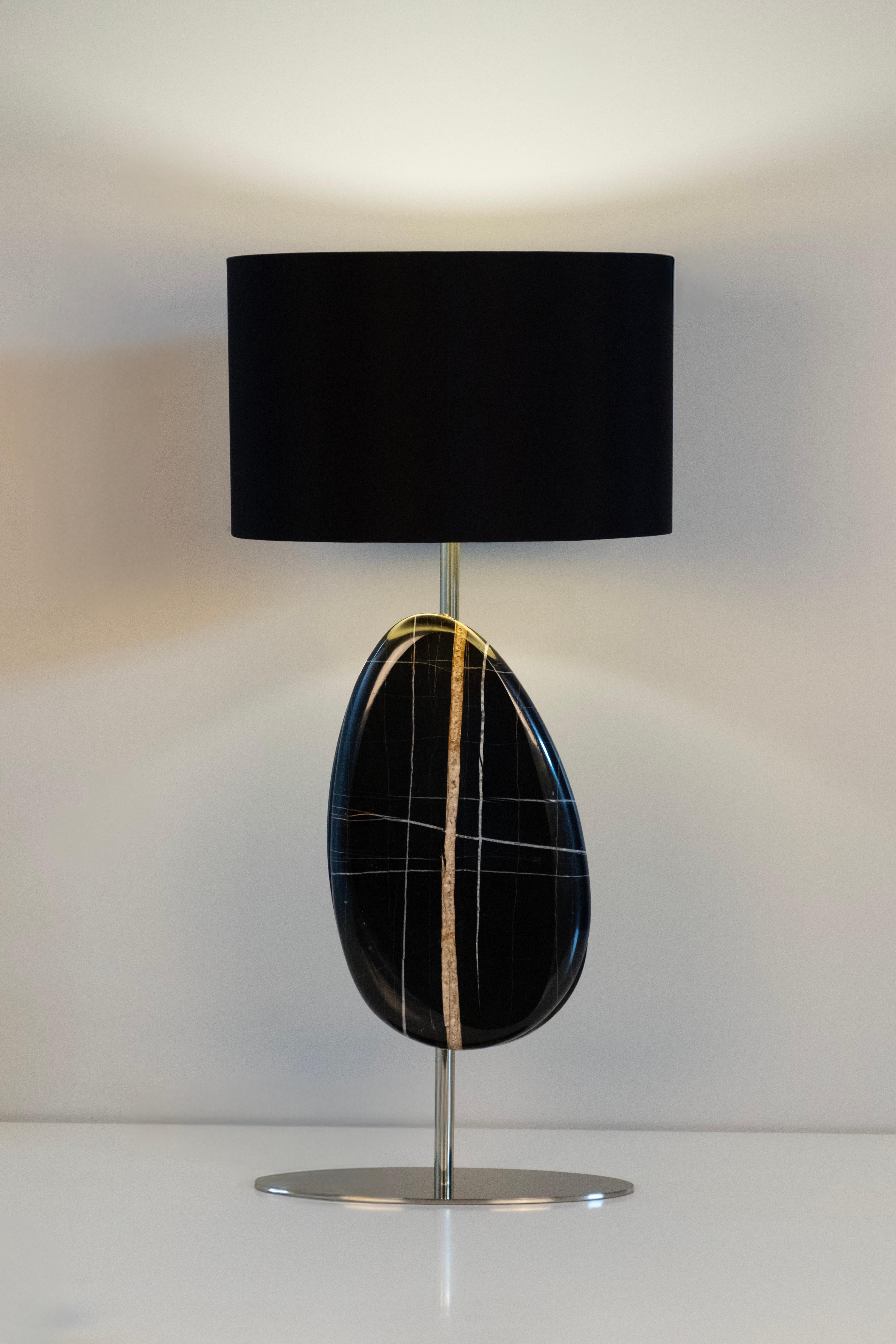 Tischleuchte, Modern Collection'S, handgefertigt in Portugal - Europa von Greenapple.

Eine luxuriöse Tischleuchte für außergewöhnliches Wohnen. Der polierte Metallstiel aus champagnerfarbenem Edelstahl harmoniert mit dem wunderbaren Kontrast