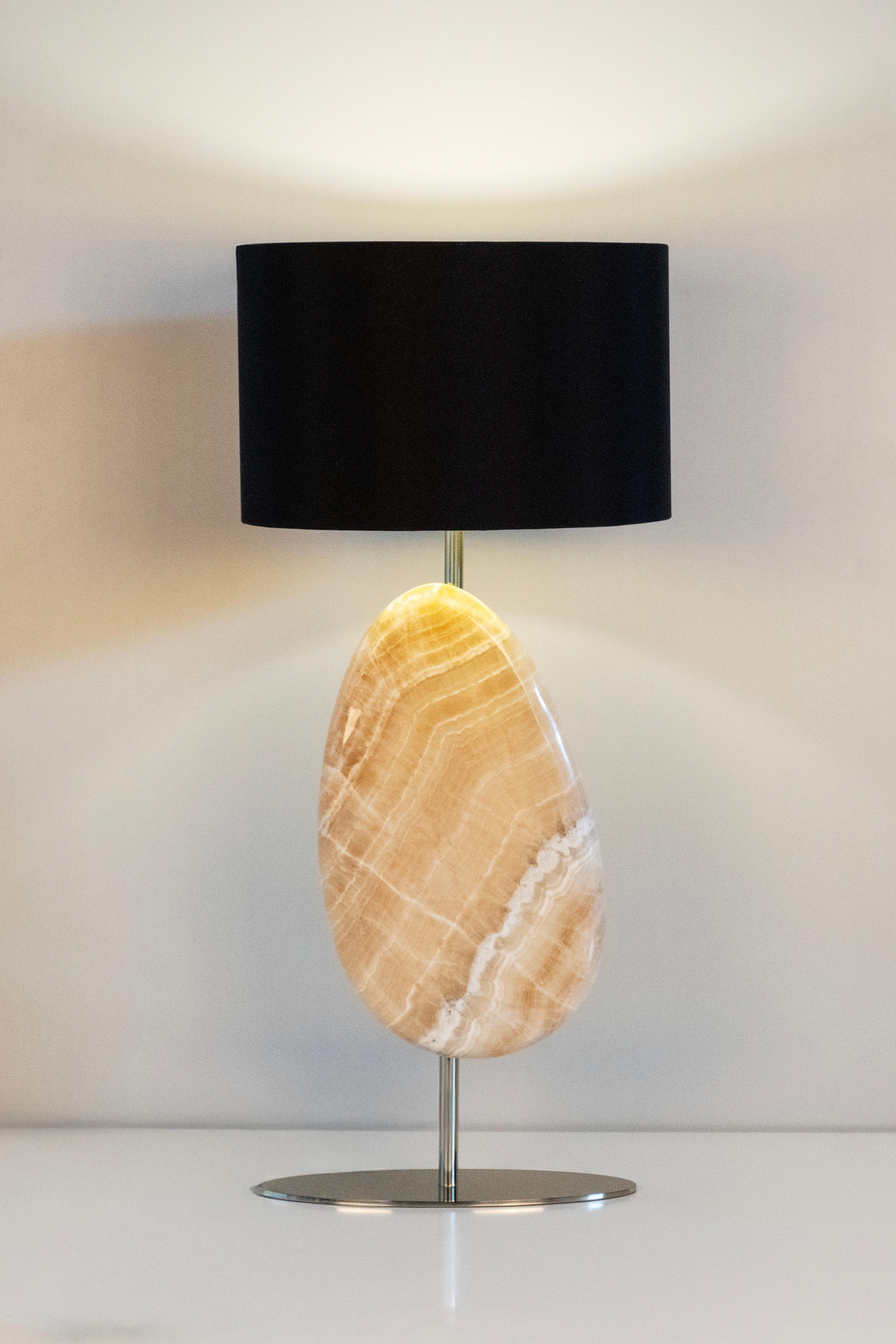 Lampe de table, Collection S, fait à la main au Portugal - Europe par Greenapple.

Une lampe de table luxueuse pour une vie exceptionnelle. La tige métallique en acier inoxydable champagne poli harmonise le merveilleux contraste entre le détail