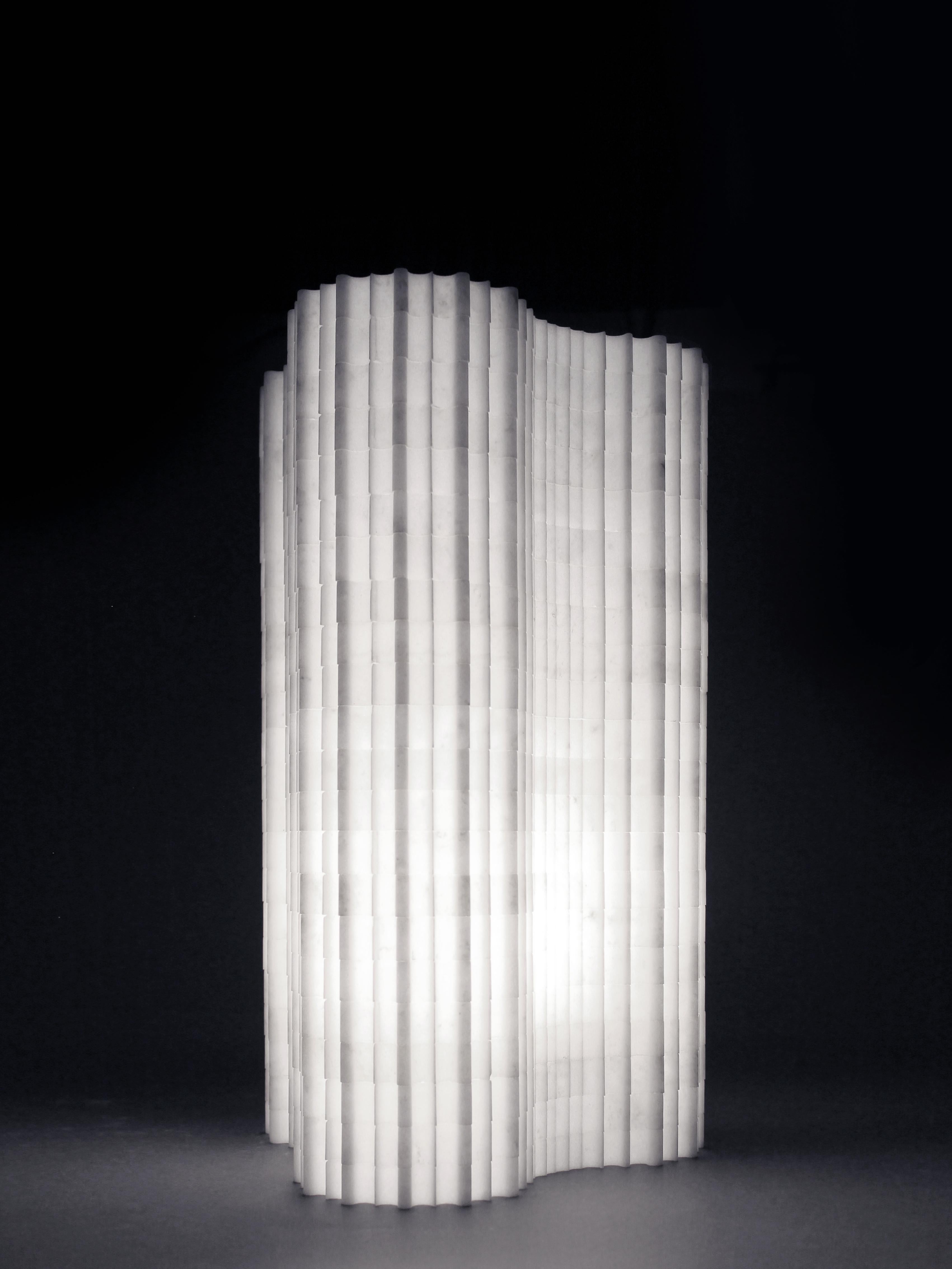 Moderne Tischlampe aus weißem Marmor mit poliertem Wasserjetschliff, Paolo Ulian Handgefertigt (Italienisch) im Angebot