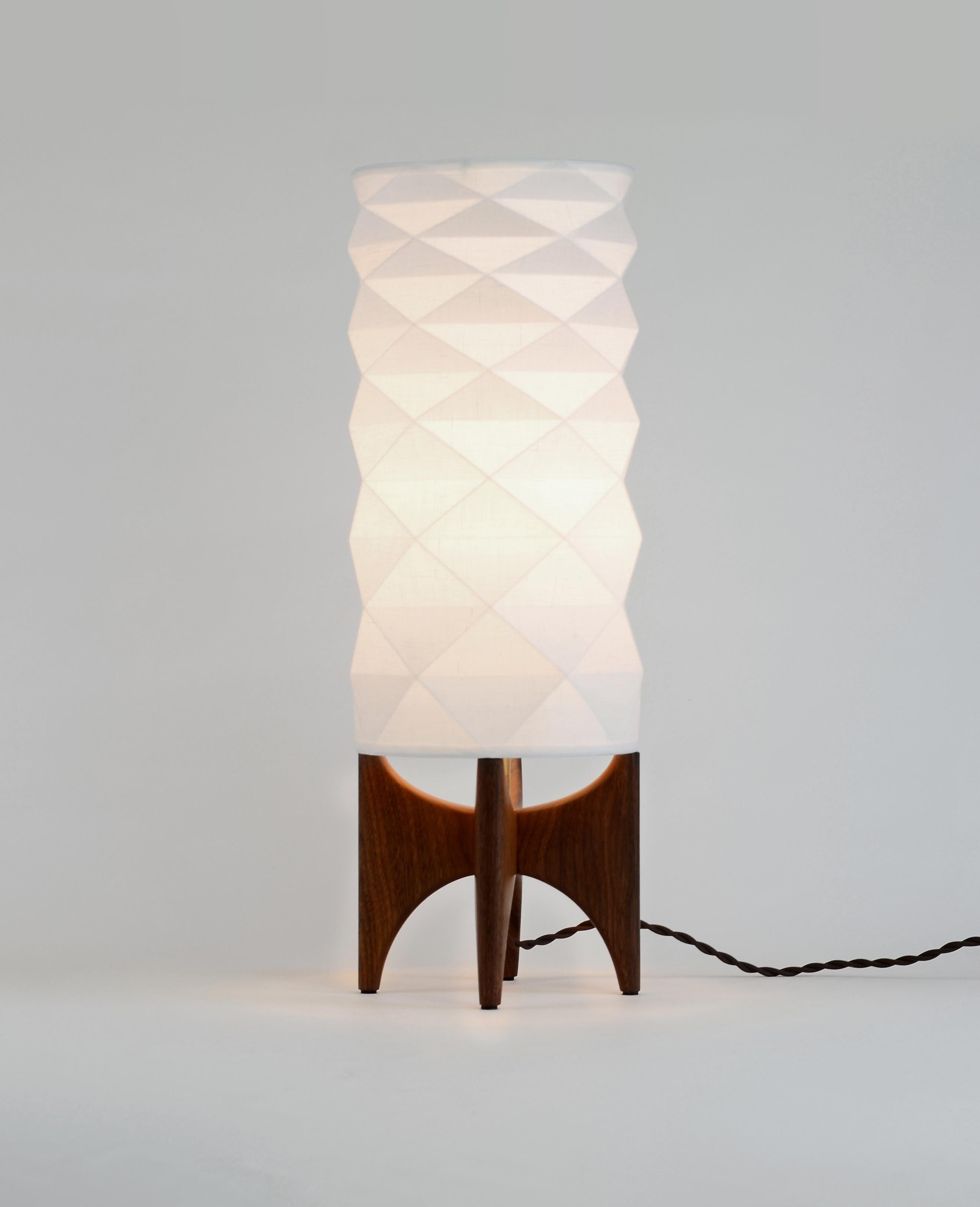 Moderne Lampe de table Modernity avec base en noyer de style Mid-century par La Loupe en vente