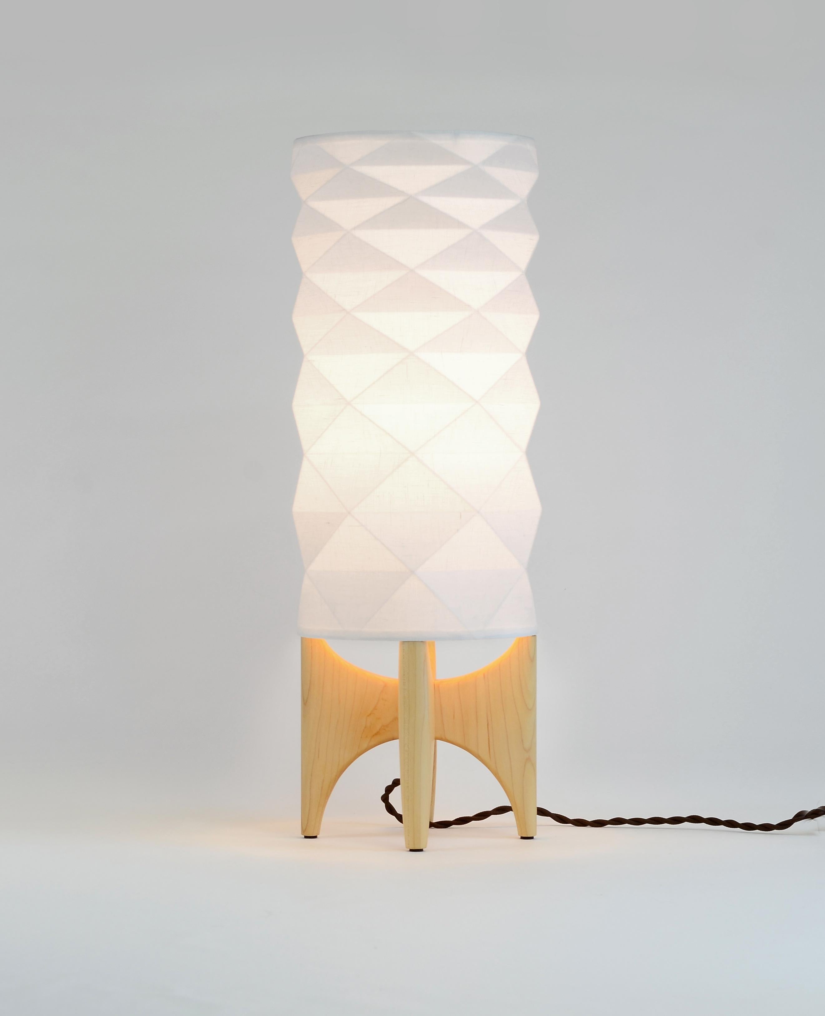 Américain Lampe de table Modernity avec base en noyer de style Mid-century par La Loupe en vente