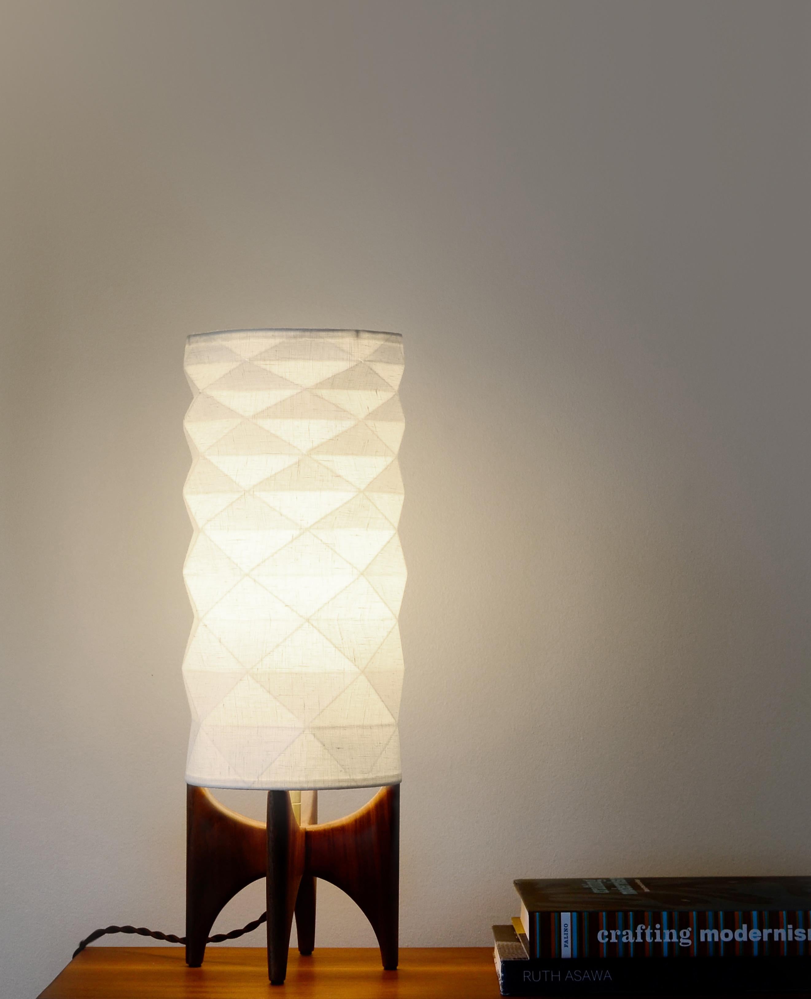 Fait main Lampe de table Modernity avec base en noyer de style Mid-century par La Loupe en vente