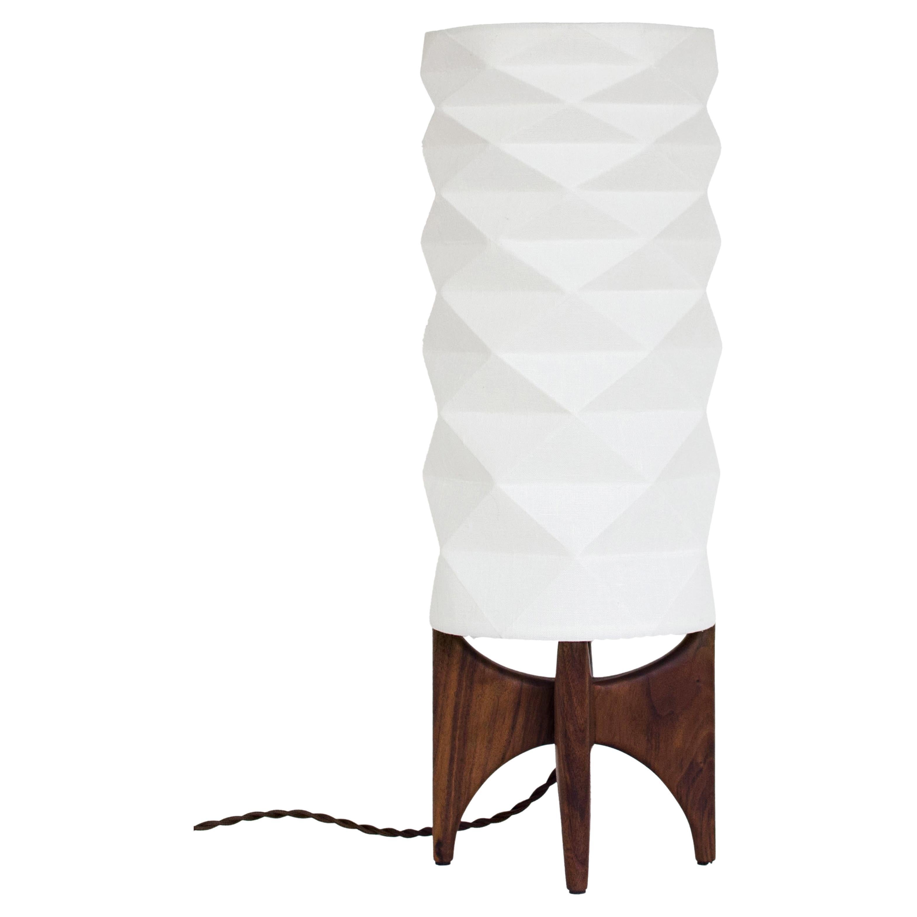 Lampe de table Modernity avec base en noyer de style Mid-century par La Loupe en vente