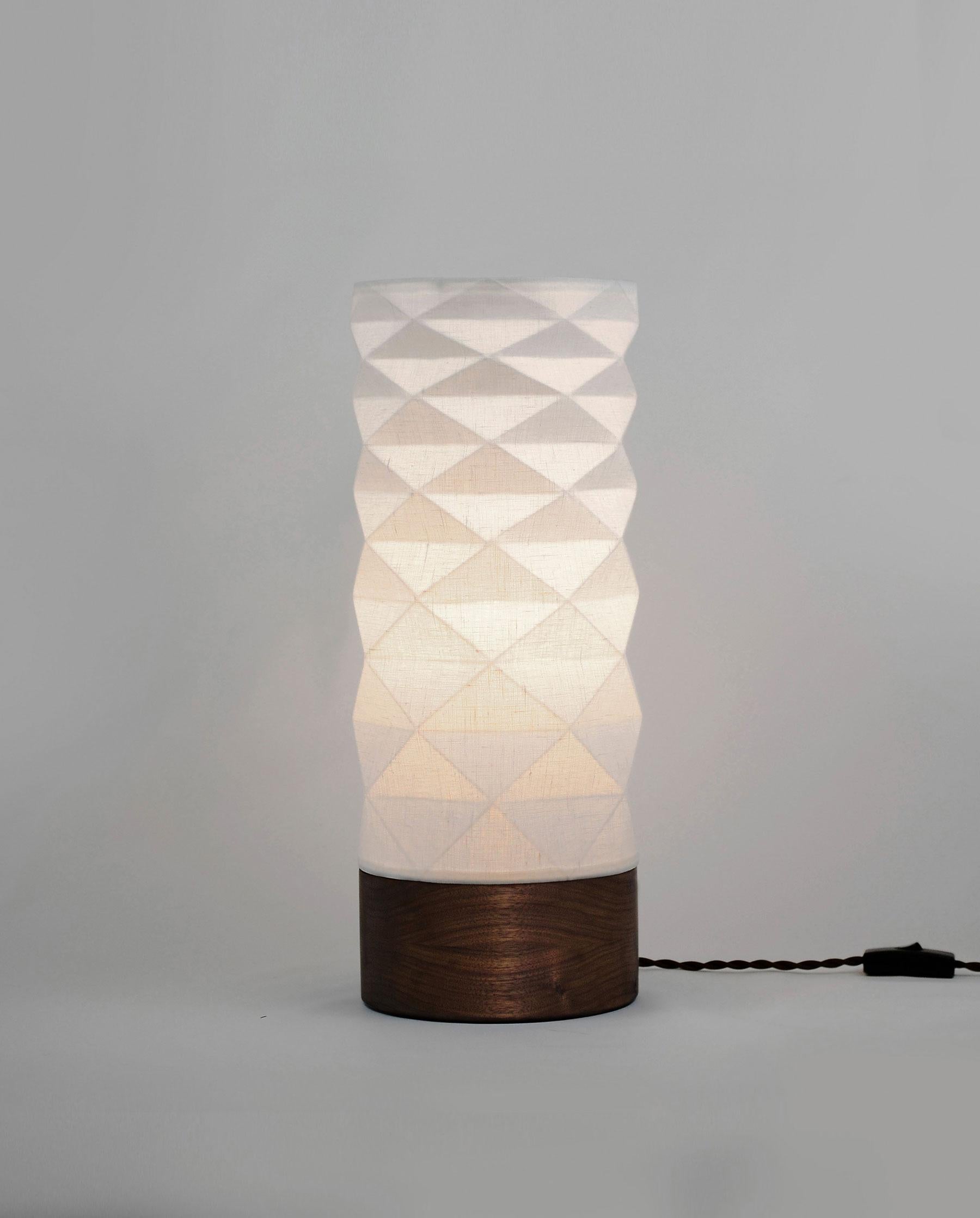 Moderne Lampe de table moderne avec base ronde par La Loupe en vente