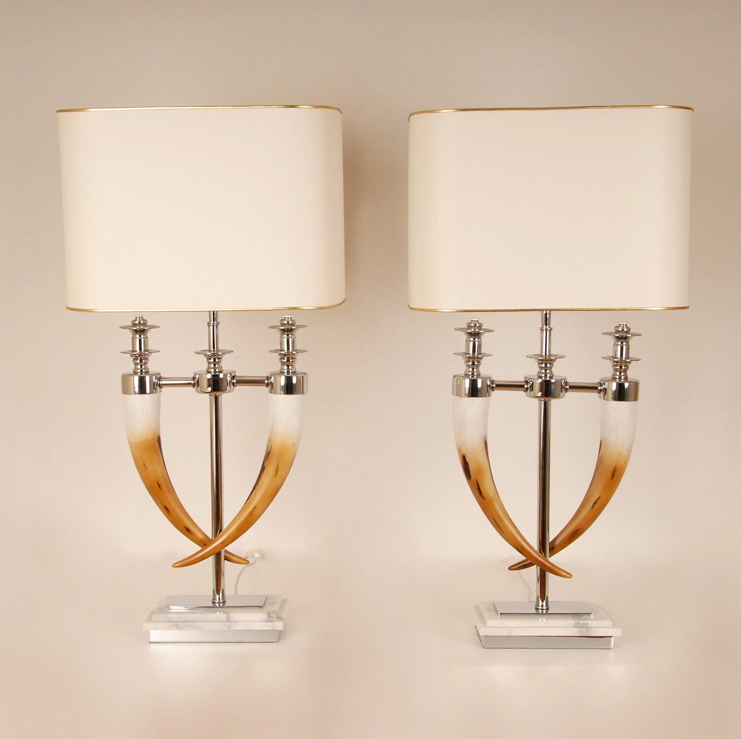 Vintage a pair modern table lamps
Made of chrome, 2 faux horns on a marble base
With gold/off white matching lampshades ( new condition )
Style:  Country style, Modern , American, Vintage
Design: In the manner of Chapman manufacturng company,
