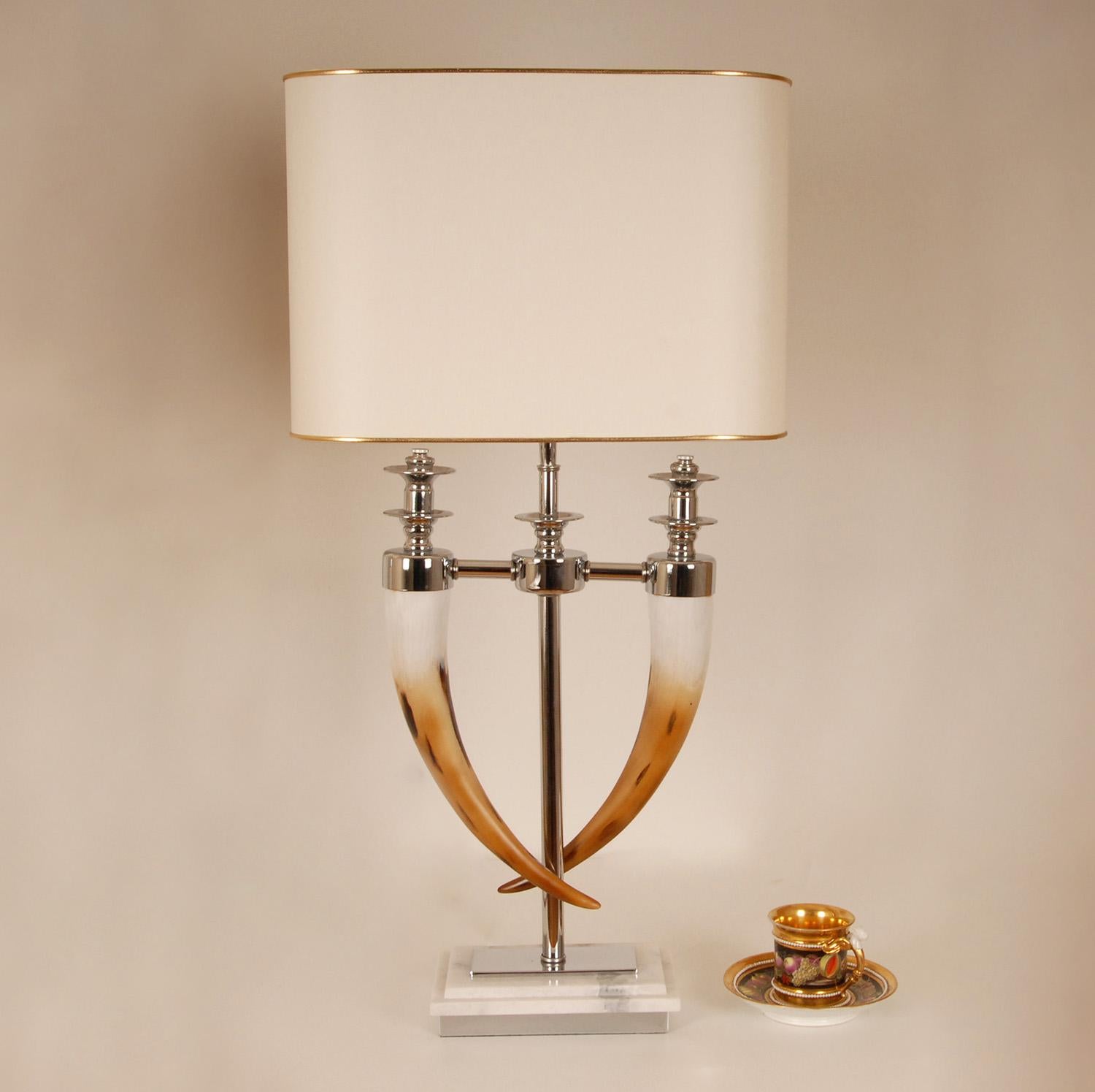 Moderne Tischlampen Chrom und Faux Horn Silber und Off-White Marmorsockel ein Paar (Unbekannt) im Angebot