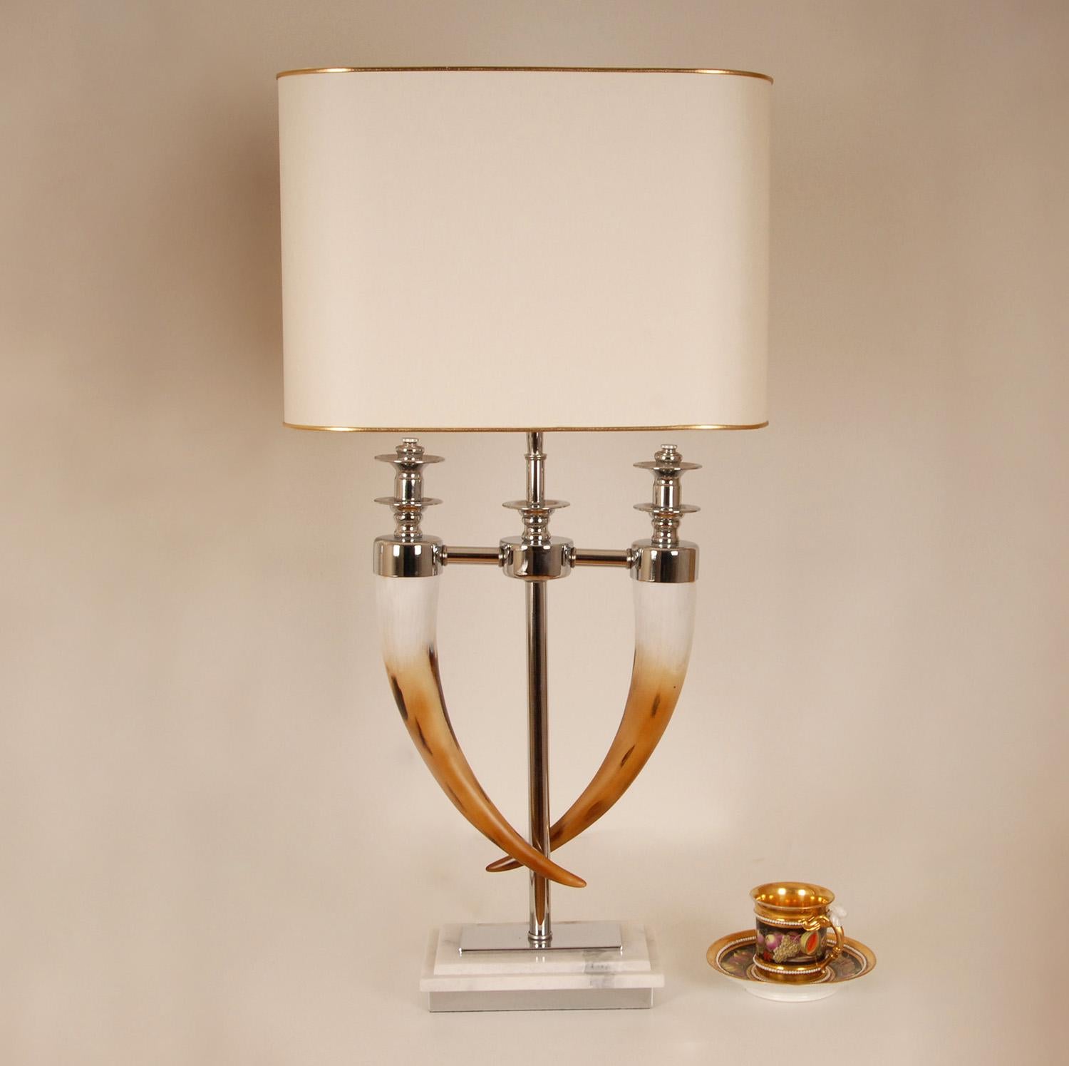 Moderno Lampade da tavolo moderne Cromo e finto corno Base in argento e marmo bianco sporco a coppia in vendita