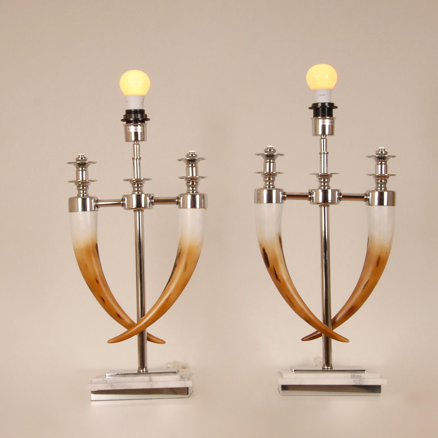 Moderne Tischlampen Chrom und Faux Horn Silber und Off-White Marmorsockel ein Paar im Zustand „Gut“ im Angebot in Wommelgem, VAN