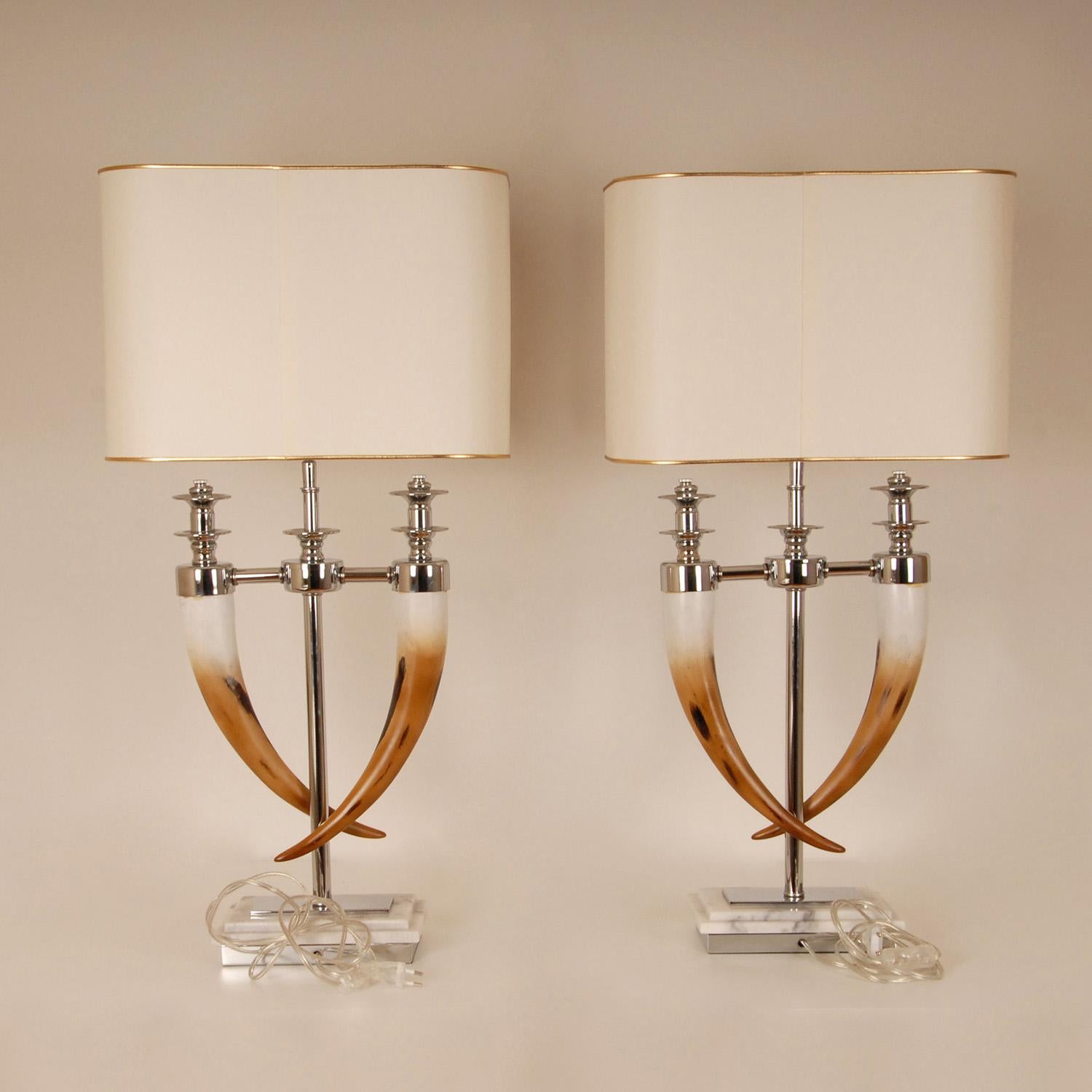 Moderne Tischlampen Chrom und Faux Horn Silber und Off-White Marmorsockel ein Paar (20. Jahrhundert) im Angebot