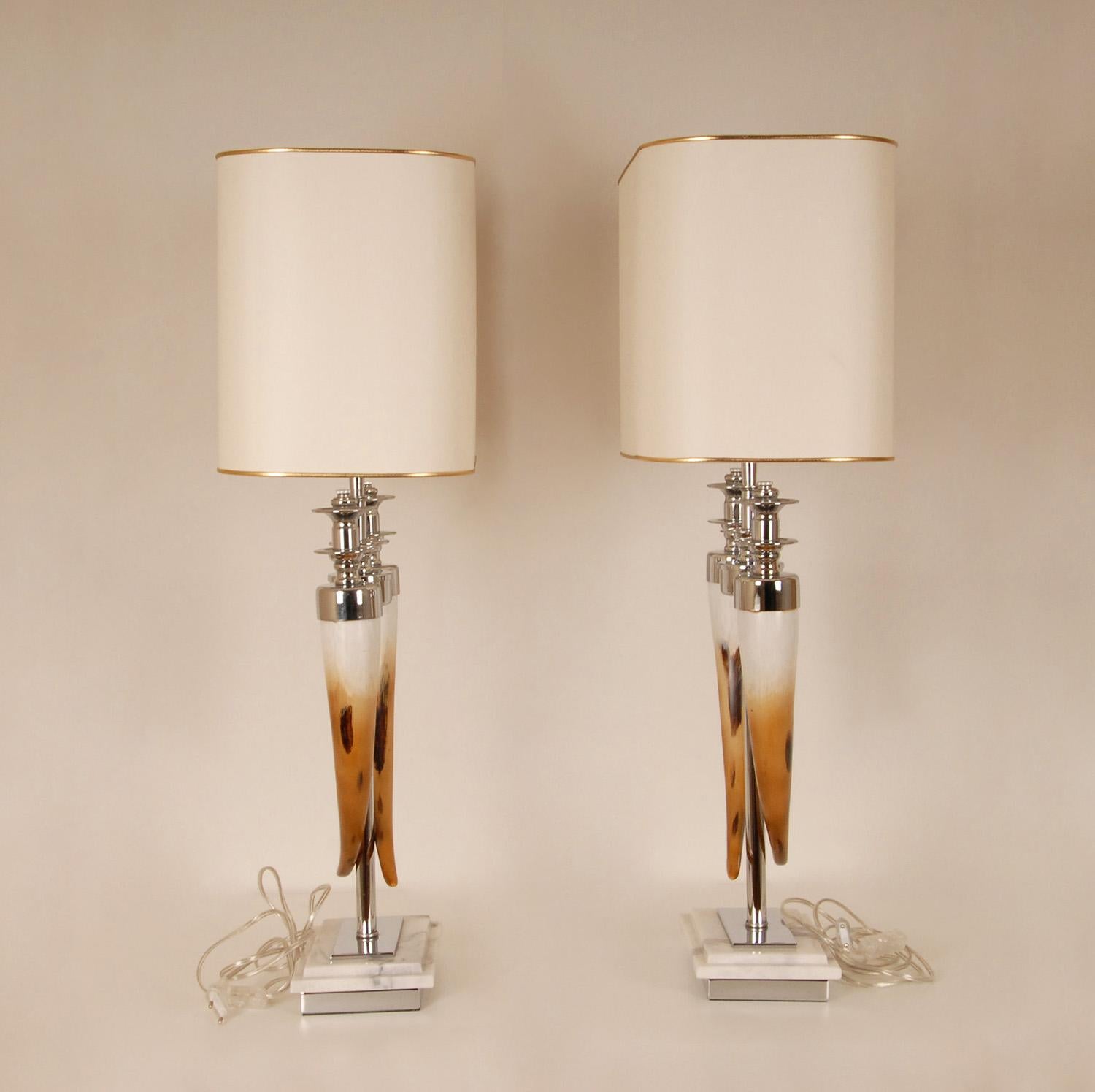 Moderne Tischlampen Chrom und Faux Horn Silber und Off-White Marmorsockel ein Paar (Stoff) im Angebot