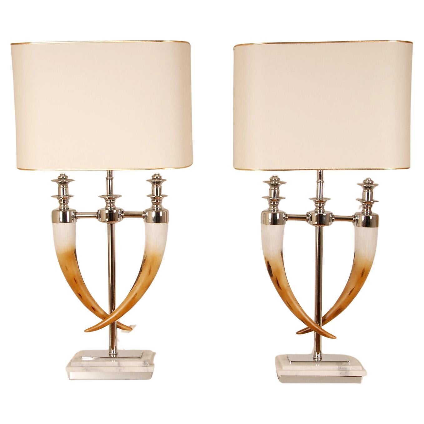 Moderne Tischlampen Chrom und Faux Horn Silber und Off-White Marmorsockel ein Paar im Angebot