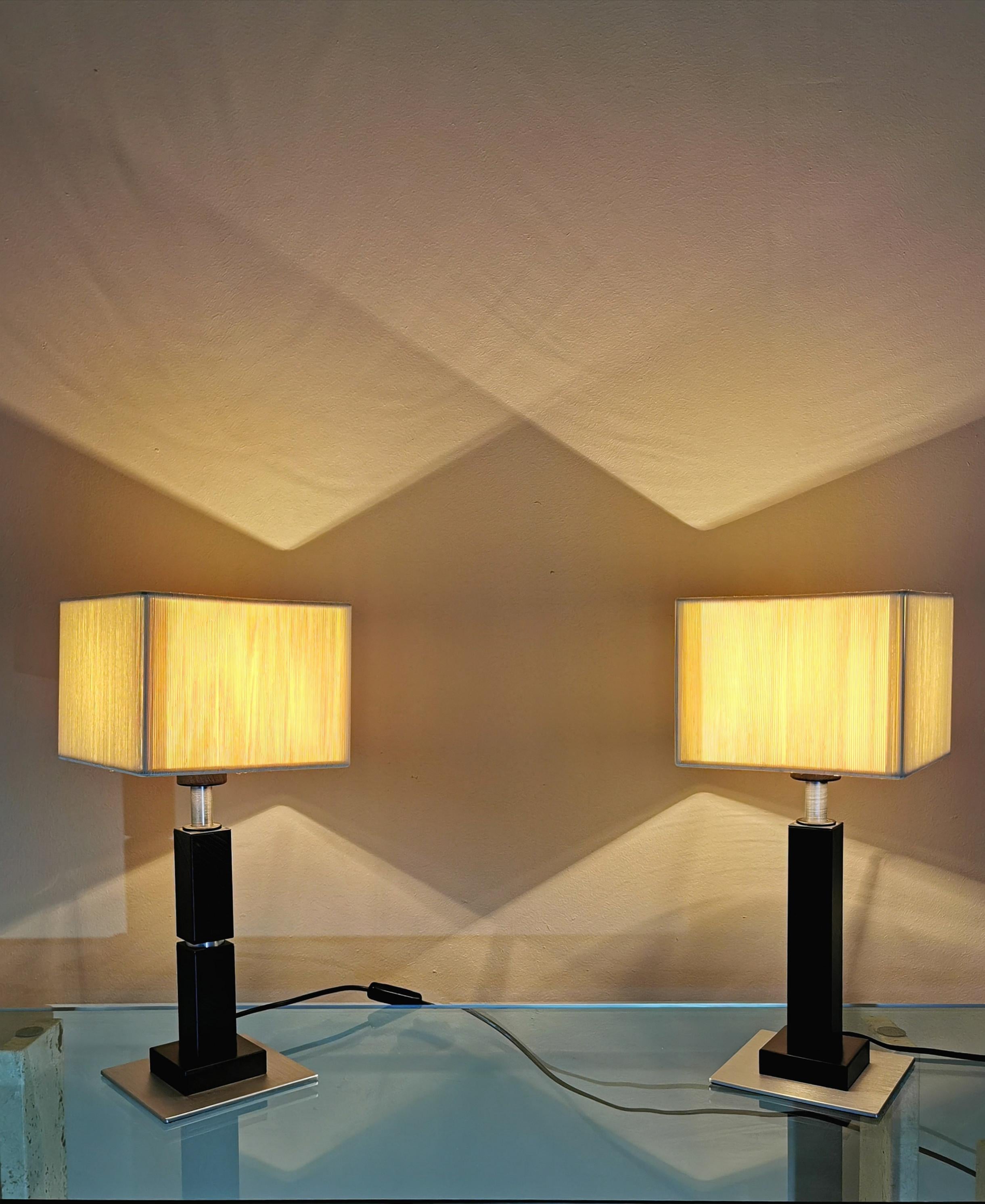 Particular set of two table lamps with square diffuser with silk threads and structure in black enameled metal and aluminum.
Italian production of the 1990s.