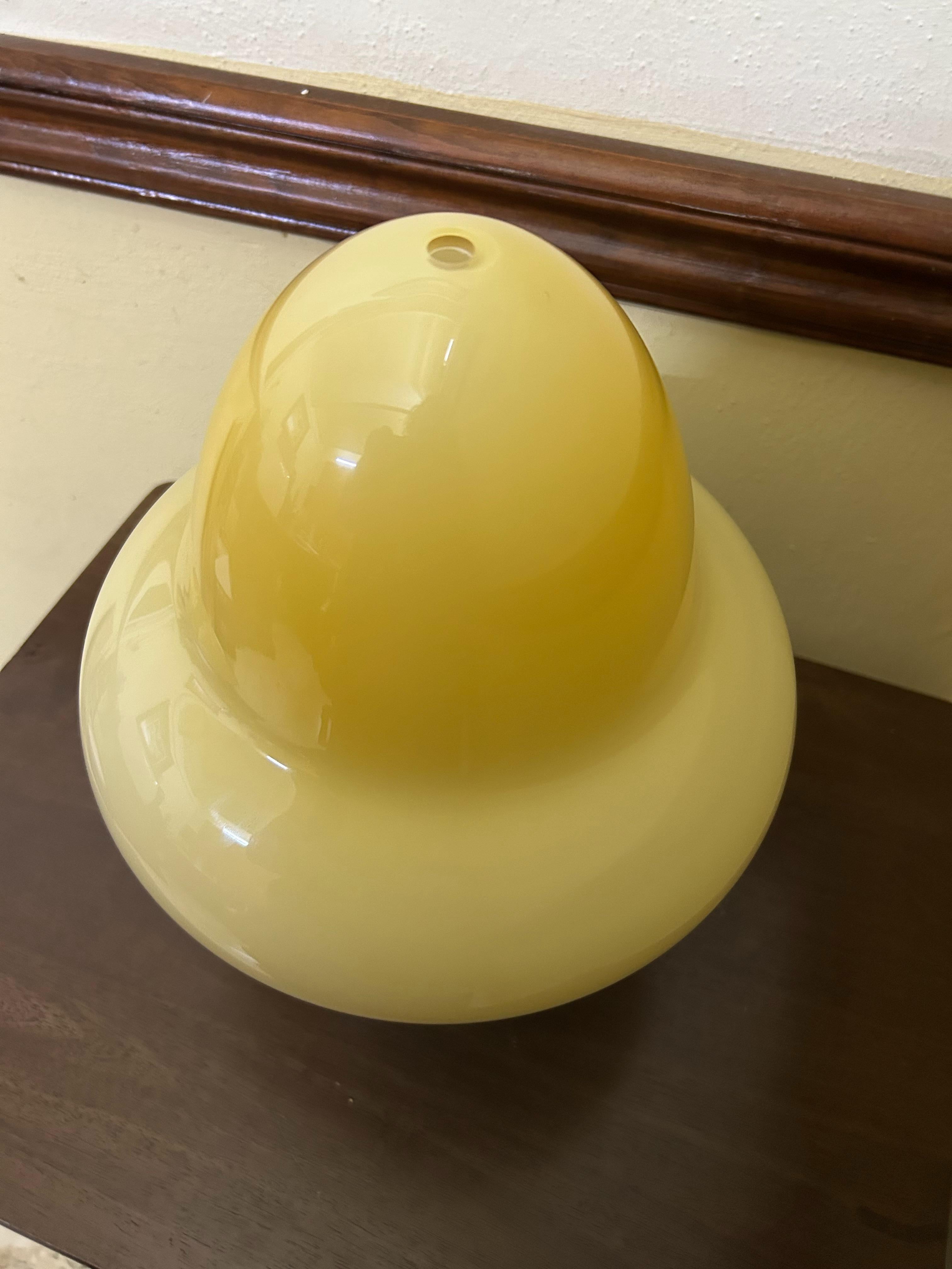 Belle lampe de table en jaune et vert  verre de Murano soufflé à la main.
Conçue par Ettore Sottsass pour Venini et fabriquée en 1995.
L'abat-jour en verre est signé 