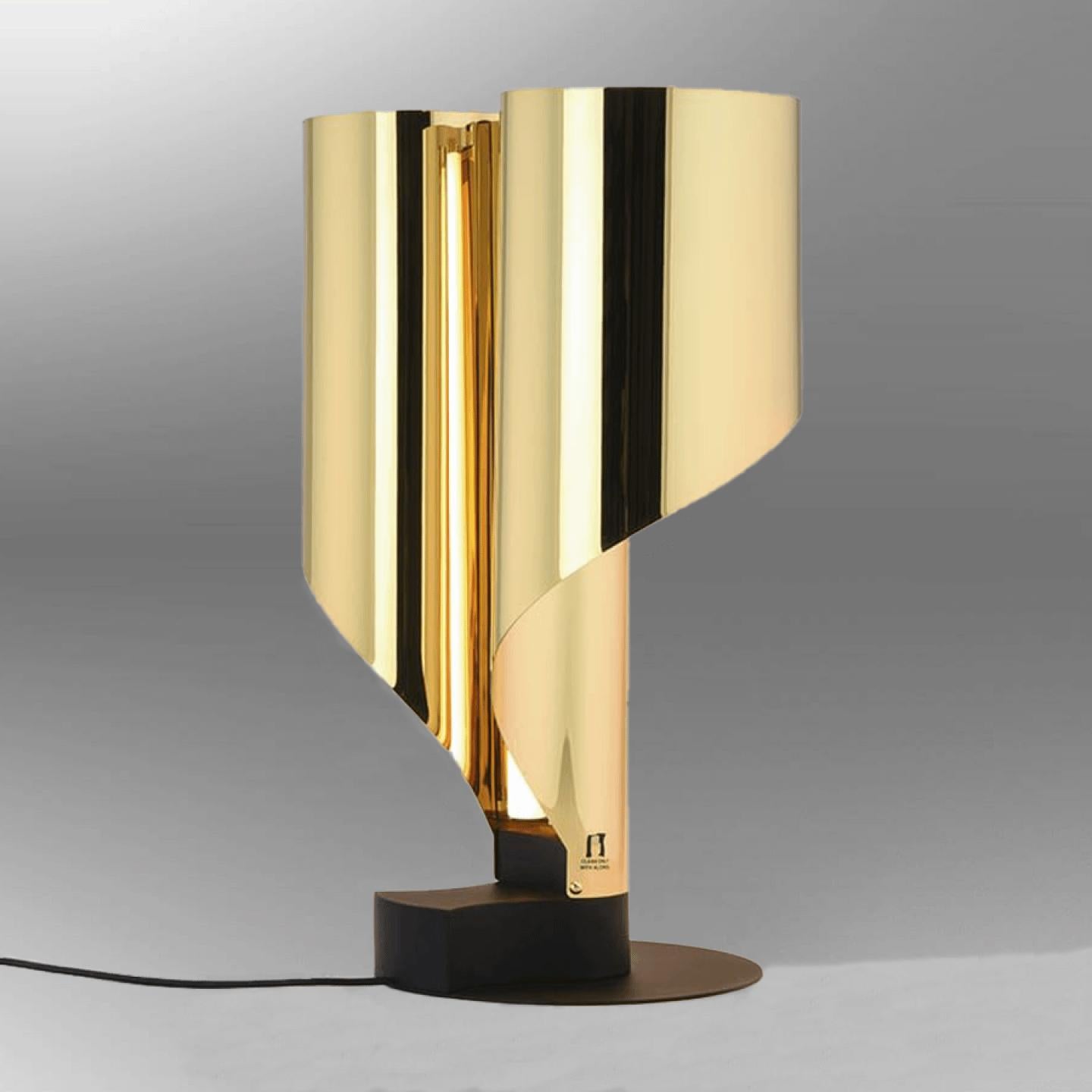 Lámpara de Sobremesa Moderna Corsini y Wiskemann Aluminio Acabado Dorado Moderno en venta