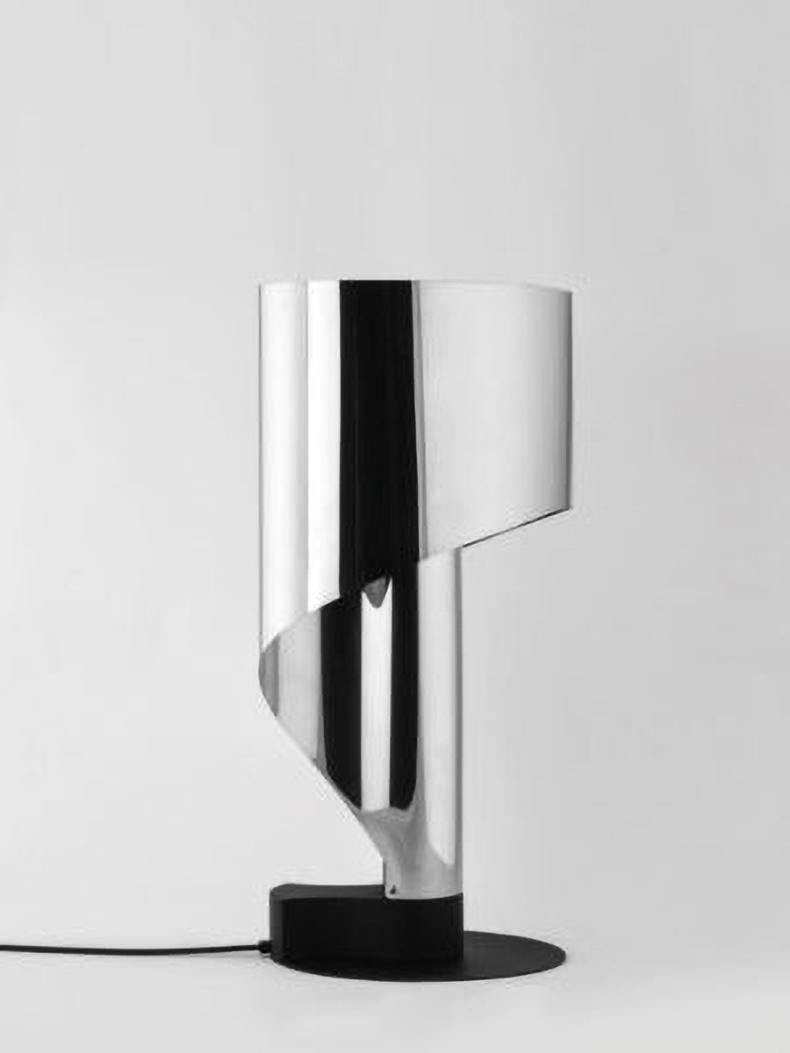 italien Lampe de bureau moderne Corsini et Wiskemann finition aluminium argenté en vente