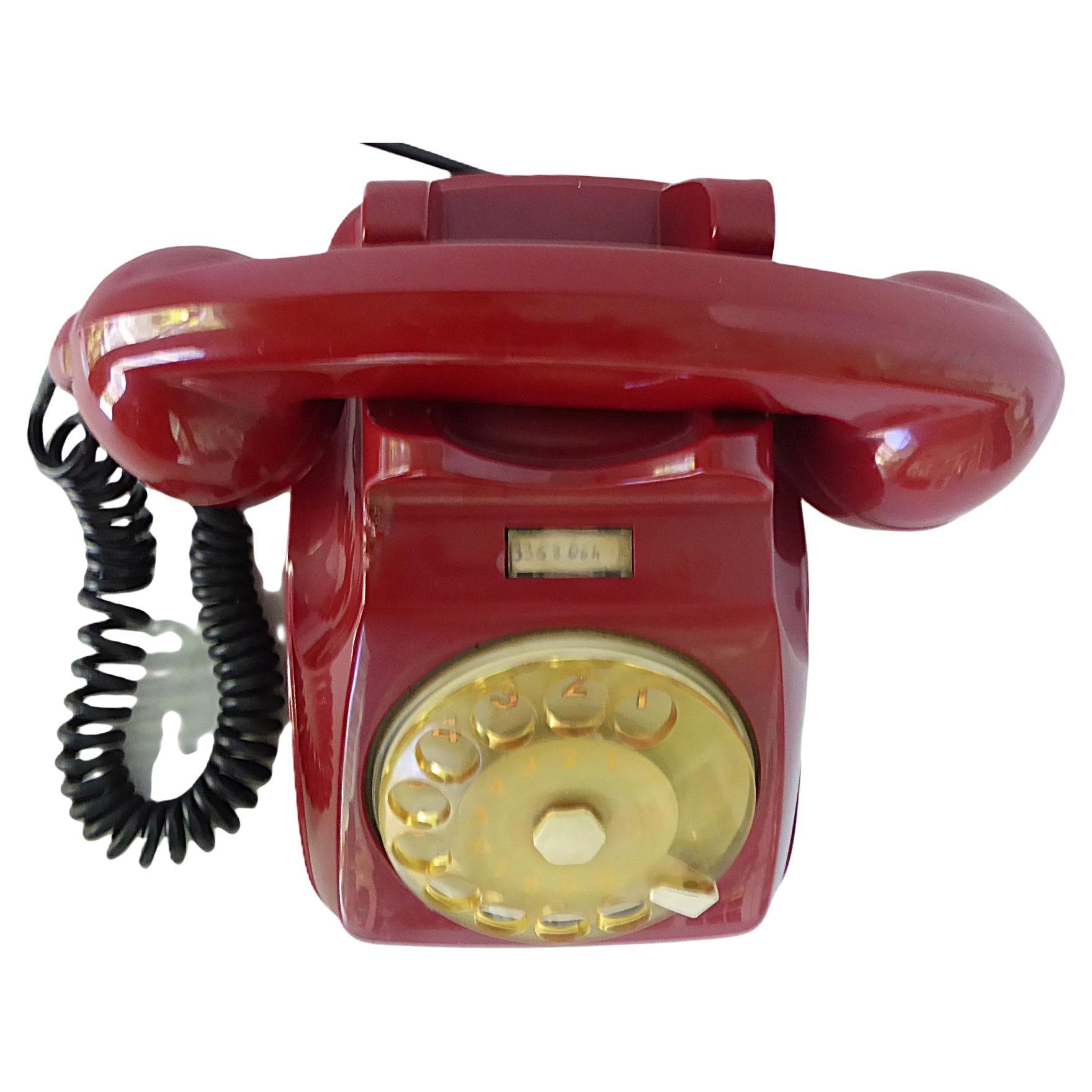 Téléphone à table tournante S62 conçu par Lino Saltini en 1962 pour Telecomunicazion Siemens AUSO. Cet exemple provient de la quatrième édition du téléphone sur les dix éditions du même modèle. Siemens a mis à jour le téléphone à chaque édition et a