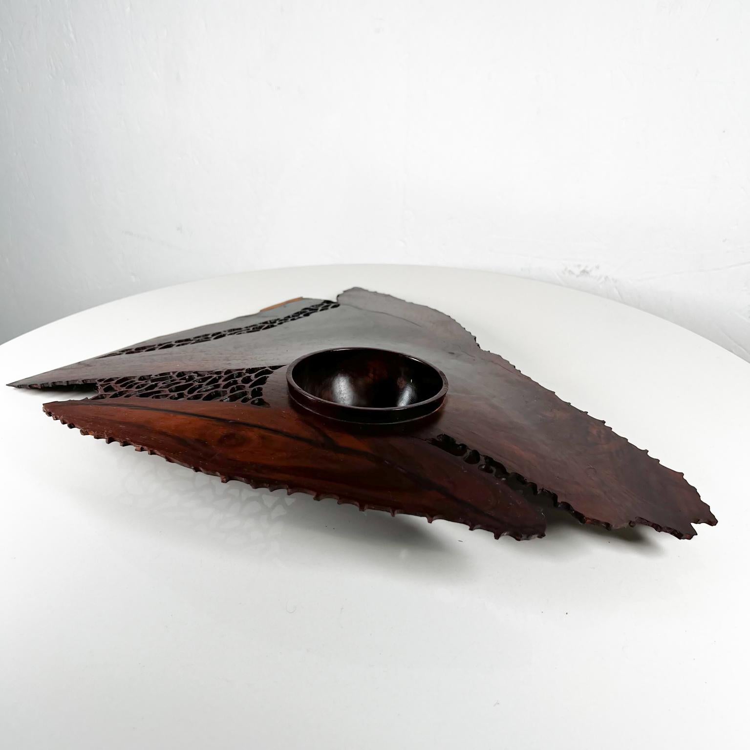 Spettacolare scultura da tavolo a reticolo in legno di palissandro in arte organica, unica nel suo genere.
17 x 13 x 3 di altezza
Rara scultura decorativa in legno 
Non sono presenti né etichetta né firma.
Sembra che manchino alcuni pezzi di